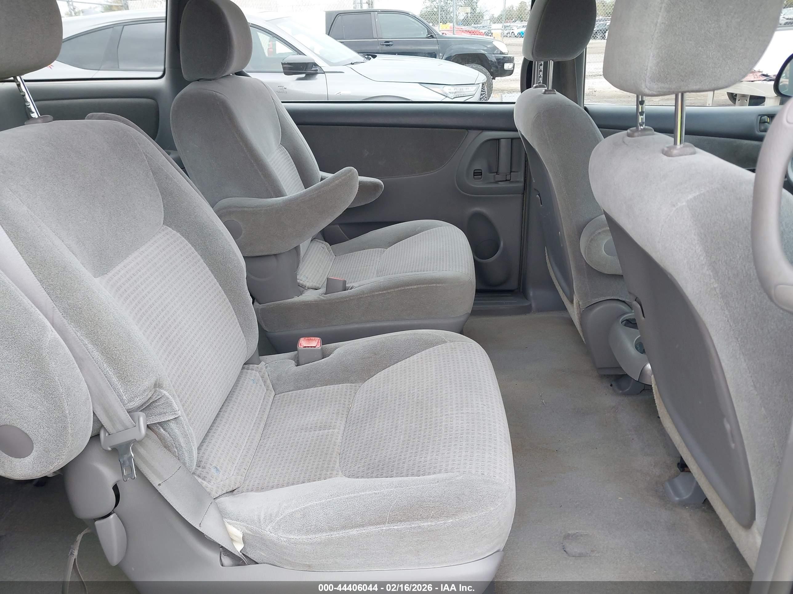 TOYOTA SIENNA image 8