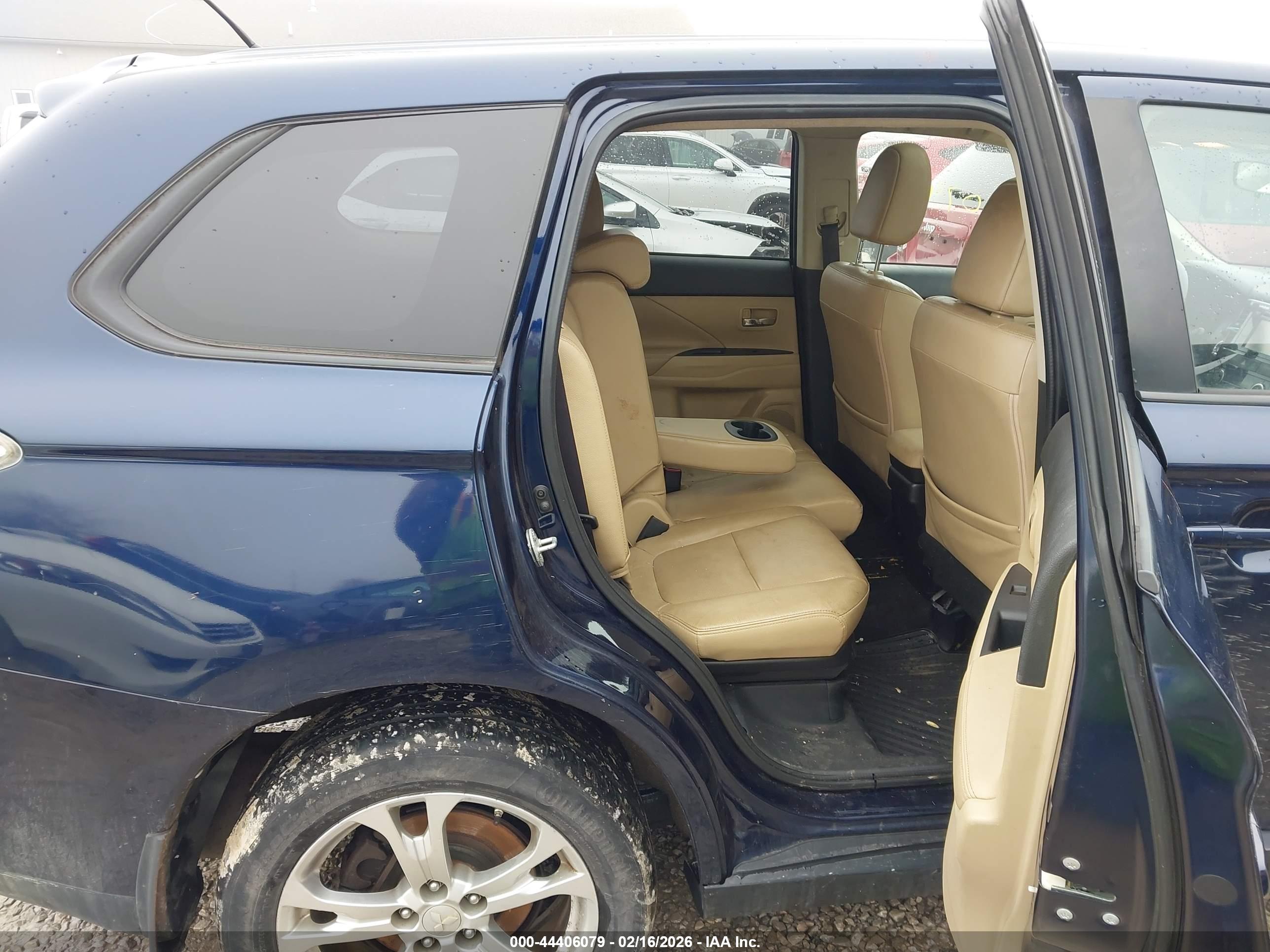 MITSUBISHI OUTLANDER image 8