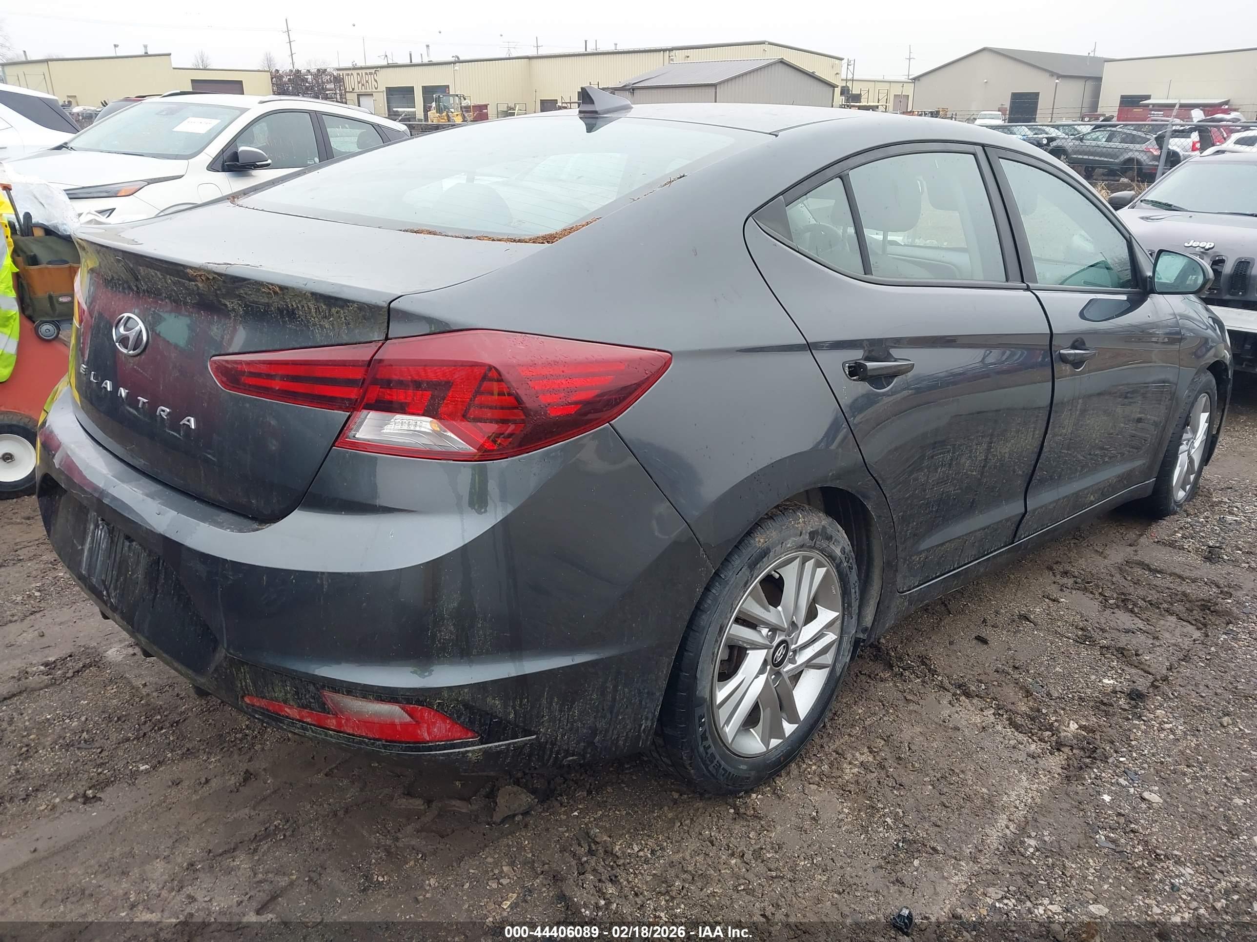 HYUNDAI ELANTRA image 4