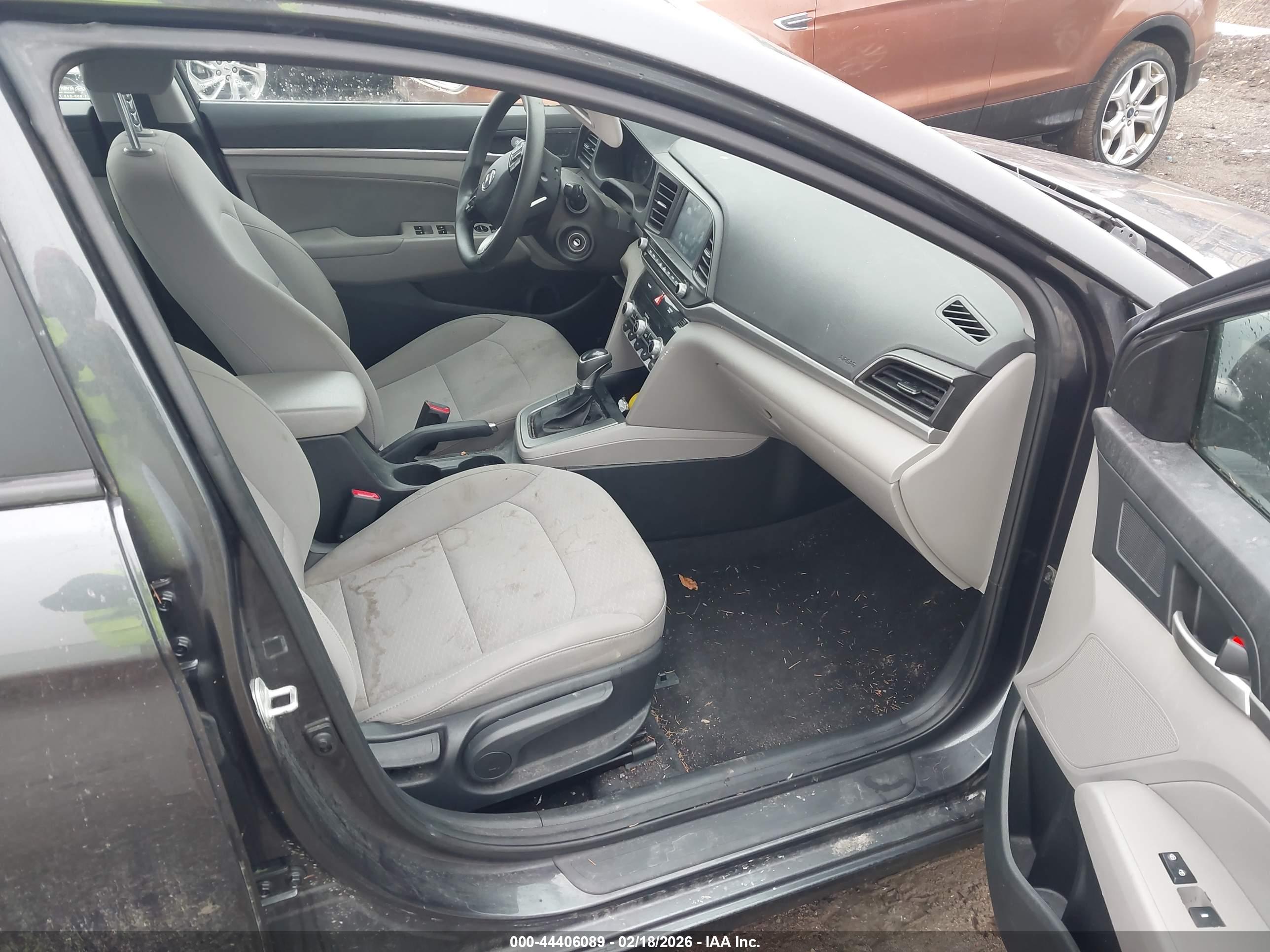 HYUNDAI ELANTRA image 5