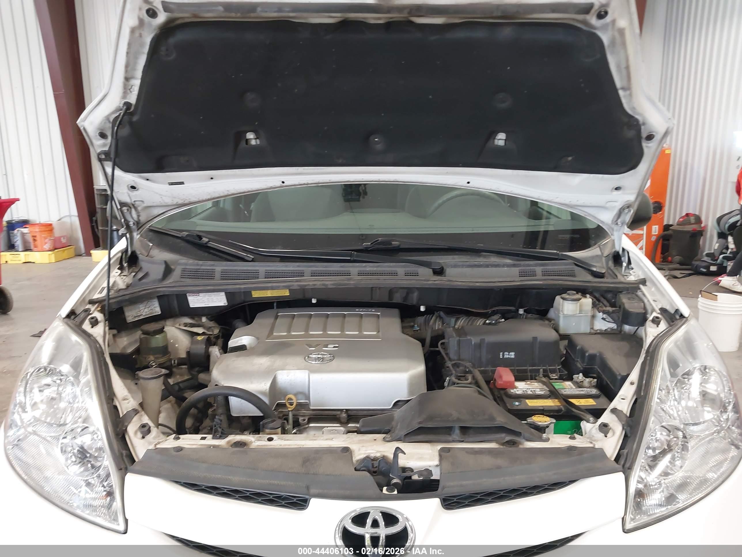 TOYOTA SIENNA image 10