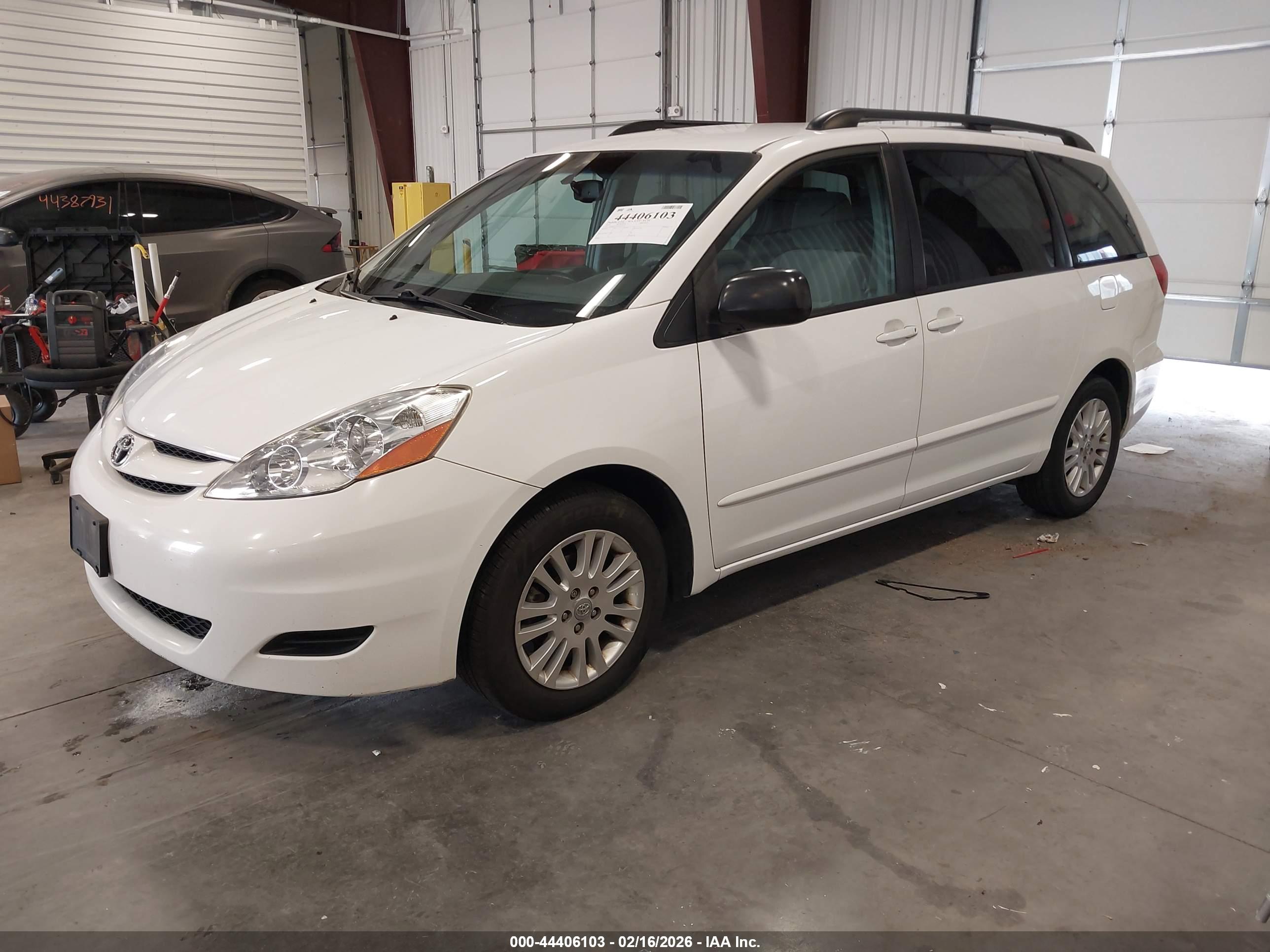 TOYOTA SIENNA image 2