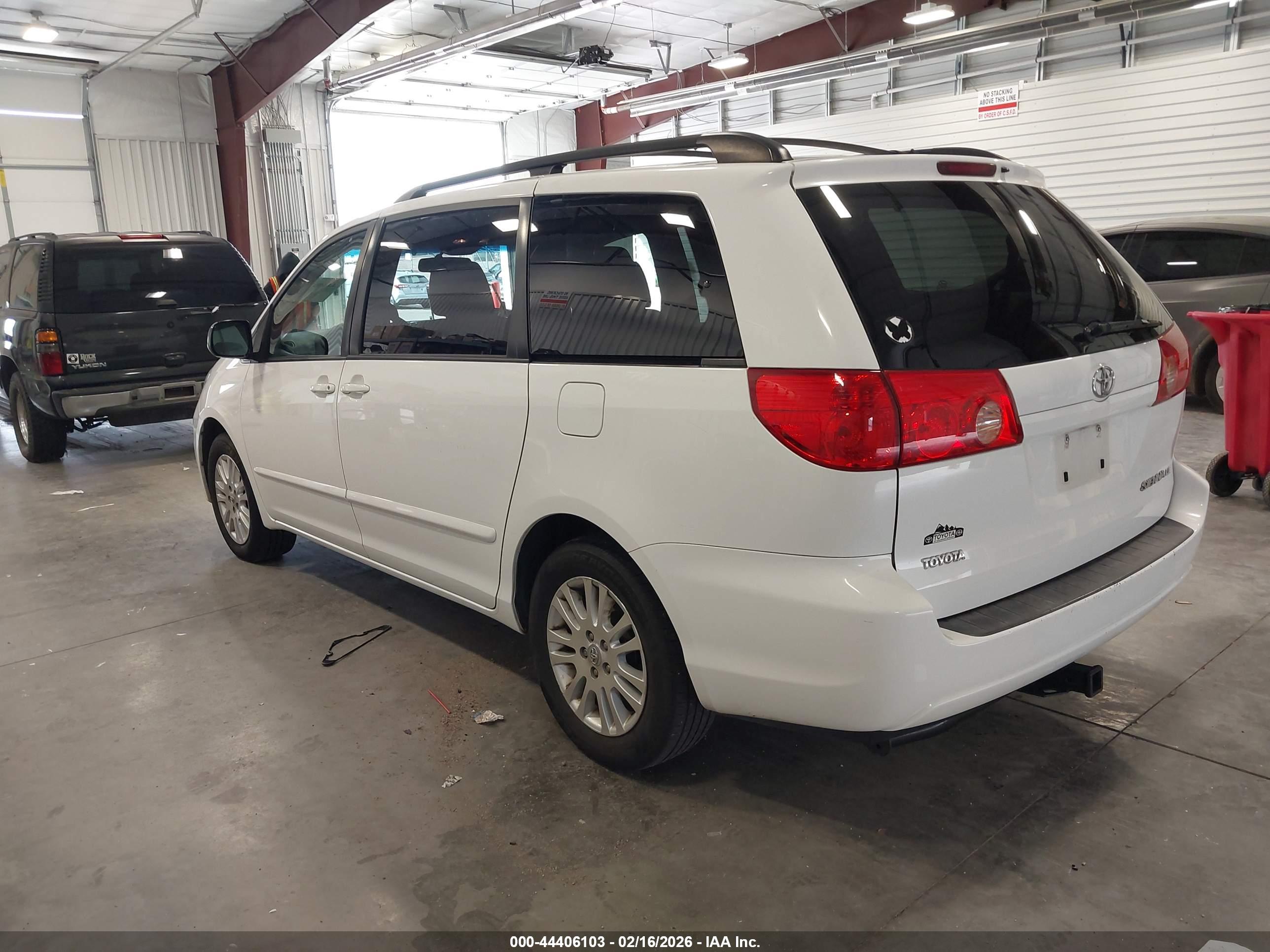 TOYOTA SIENNA image 3