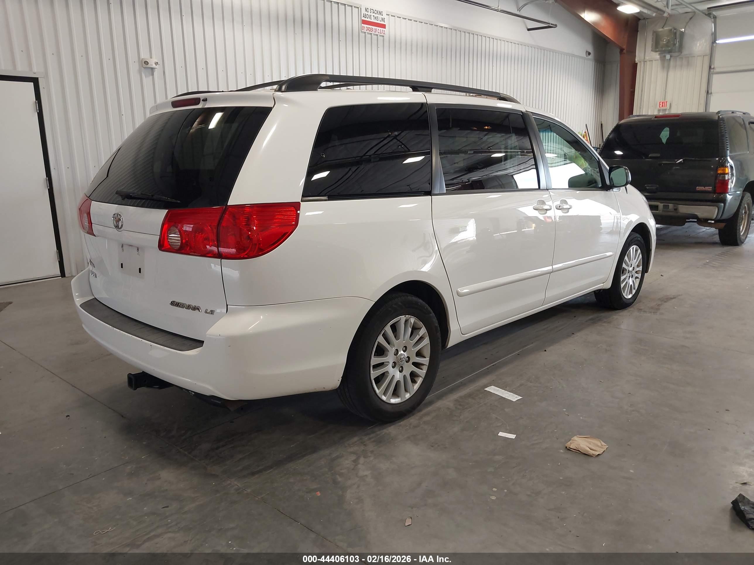 TOYOTA SIENNA image 4