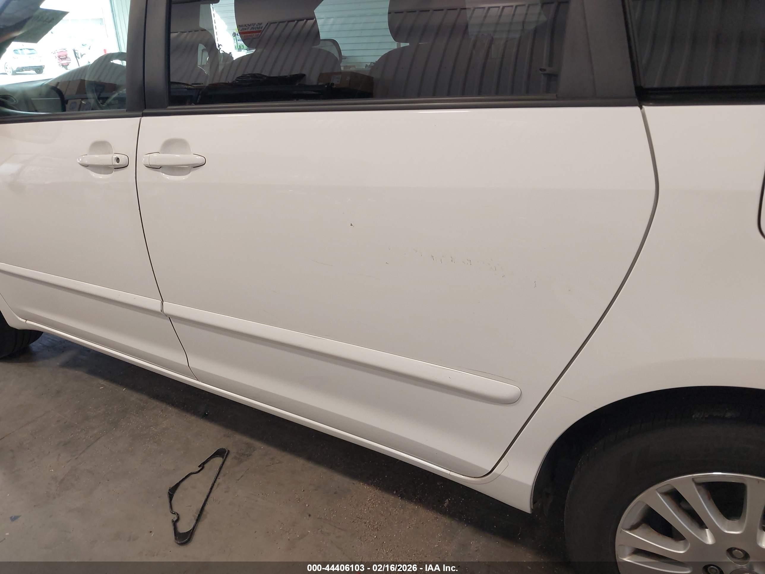 TOYOTA SIENNA image 6
