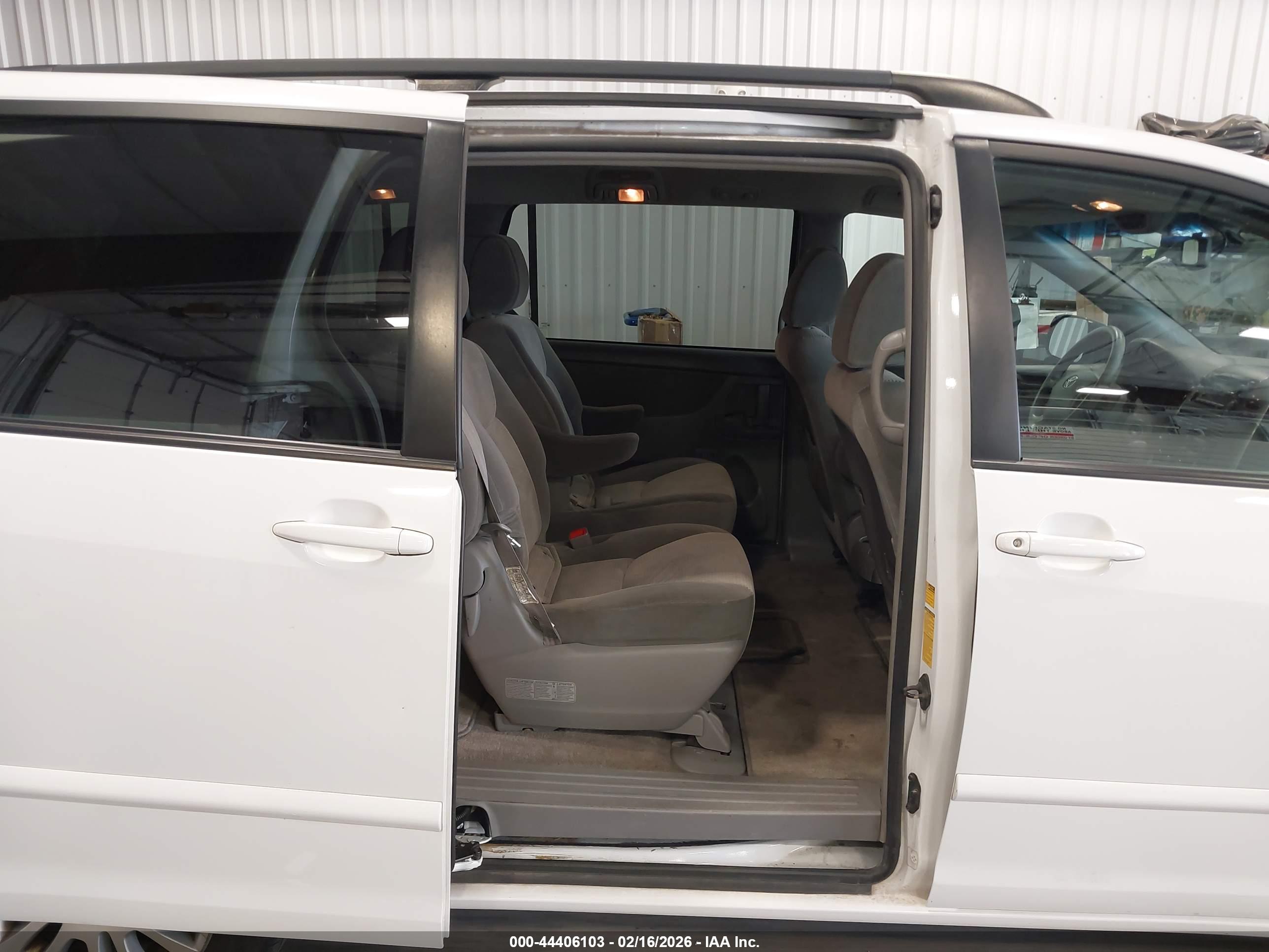 TOYOTA SIENNA image 8