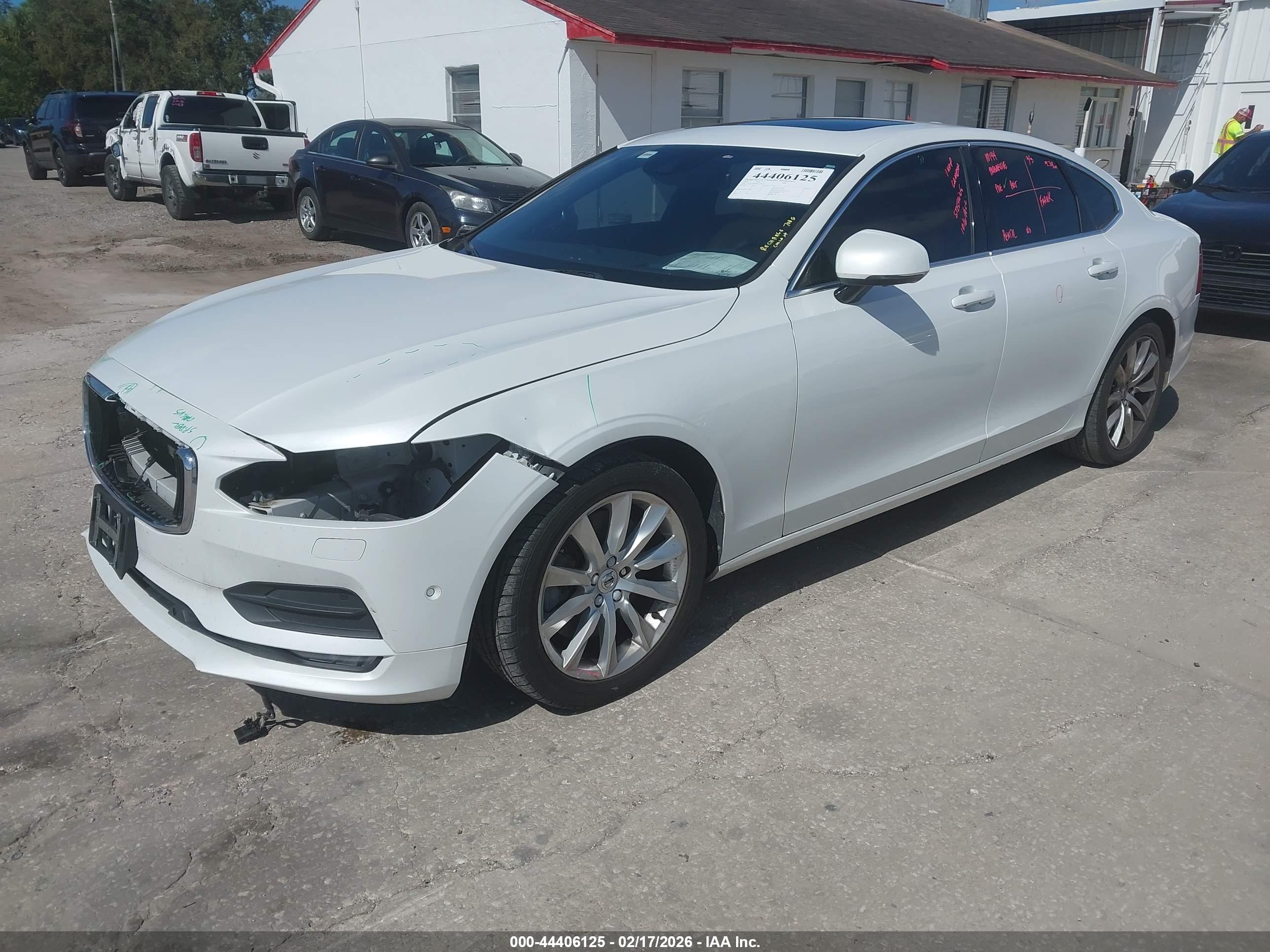 VOLVO S90 image 2