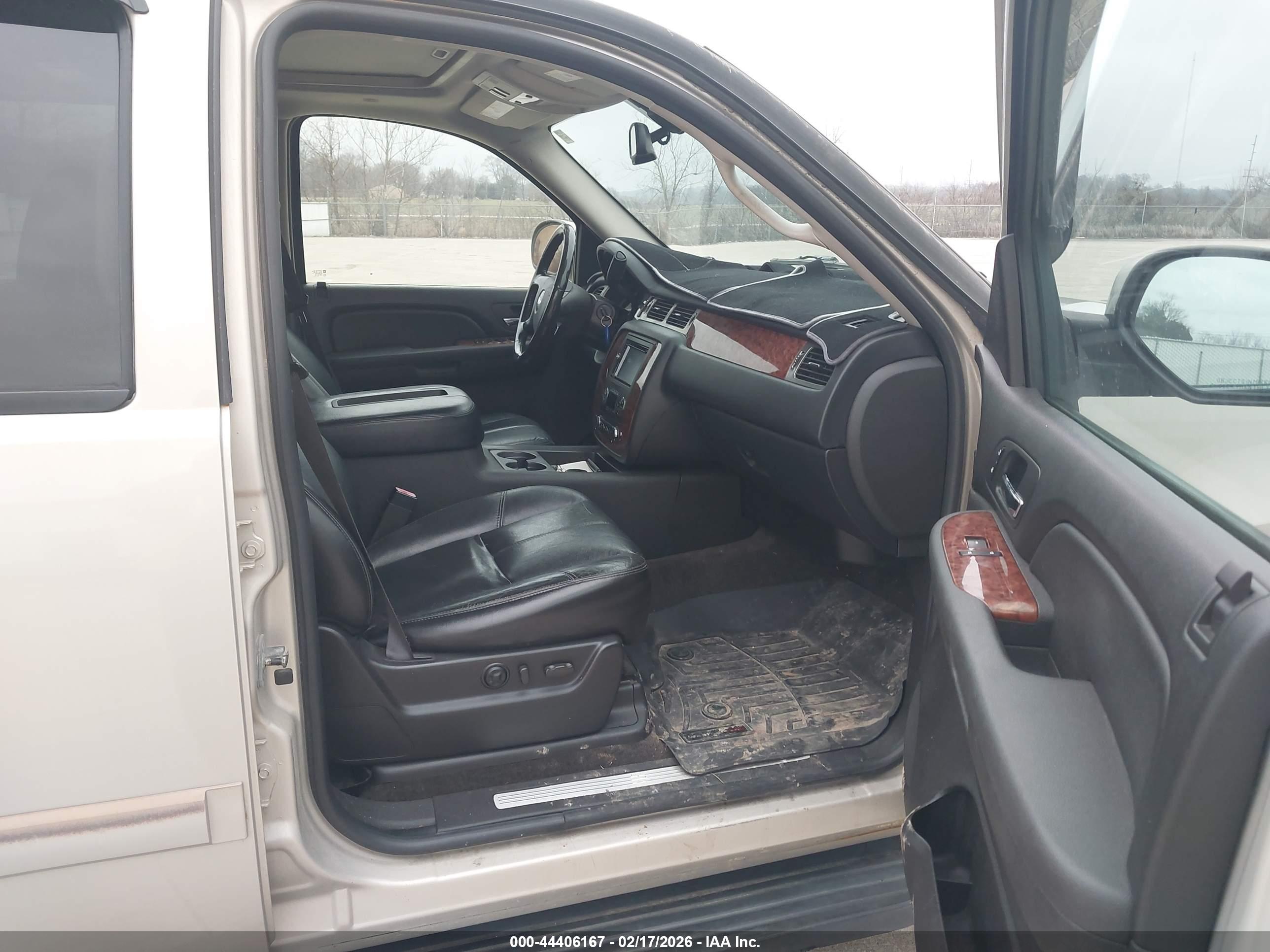 CHEVROLET SUBURBAN image 5
