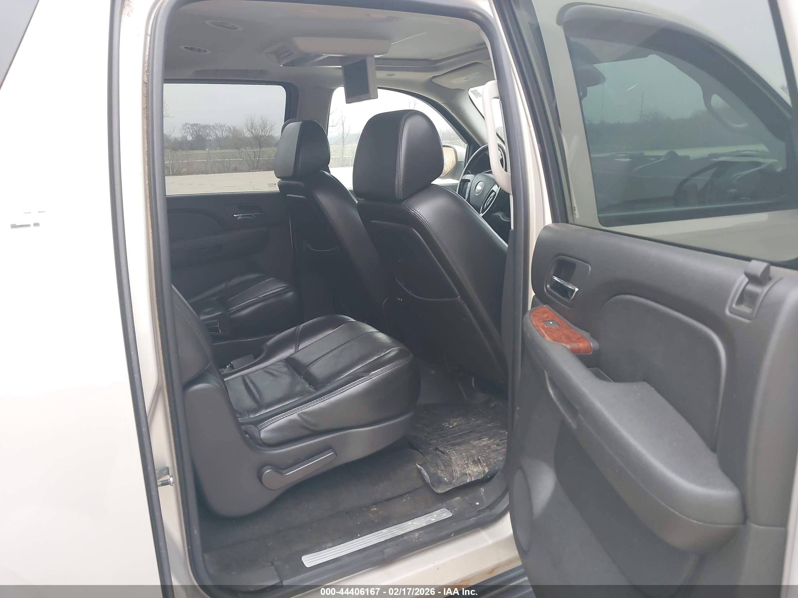 CHEVROLET SUBURBAN image 8