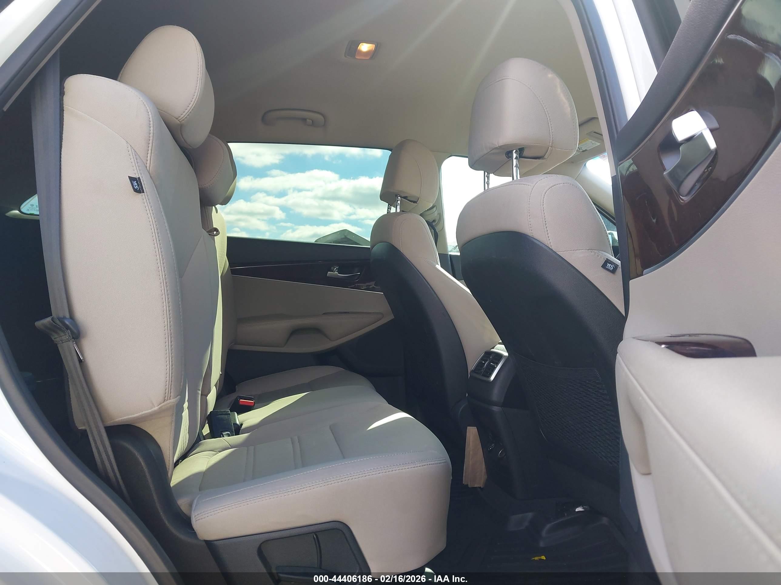 KIA SORENTO image 8