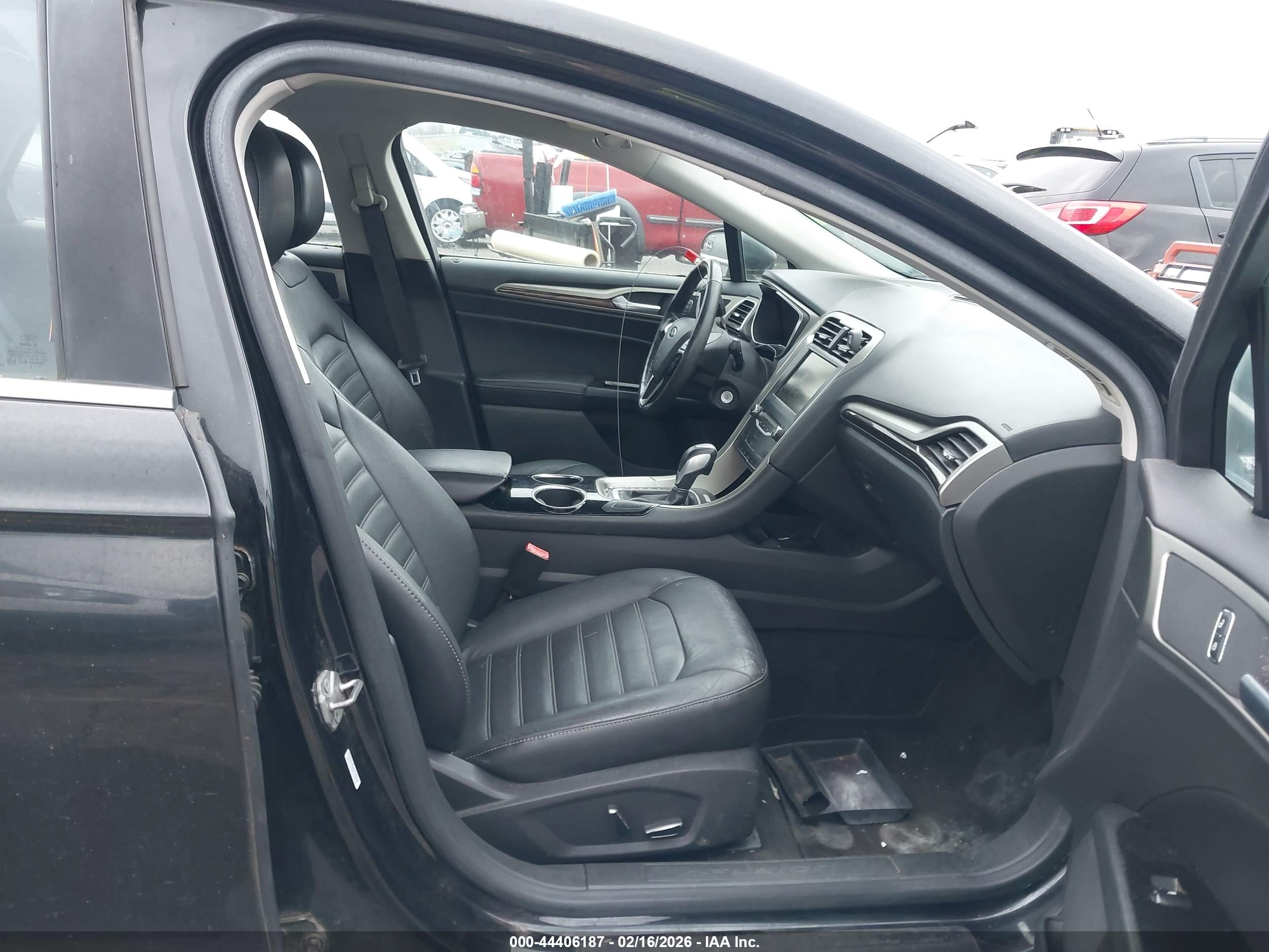 FORD FUSION image 5