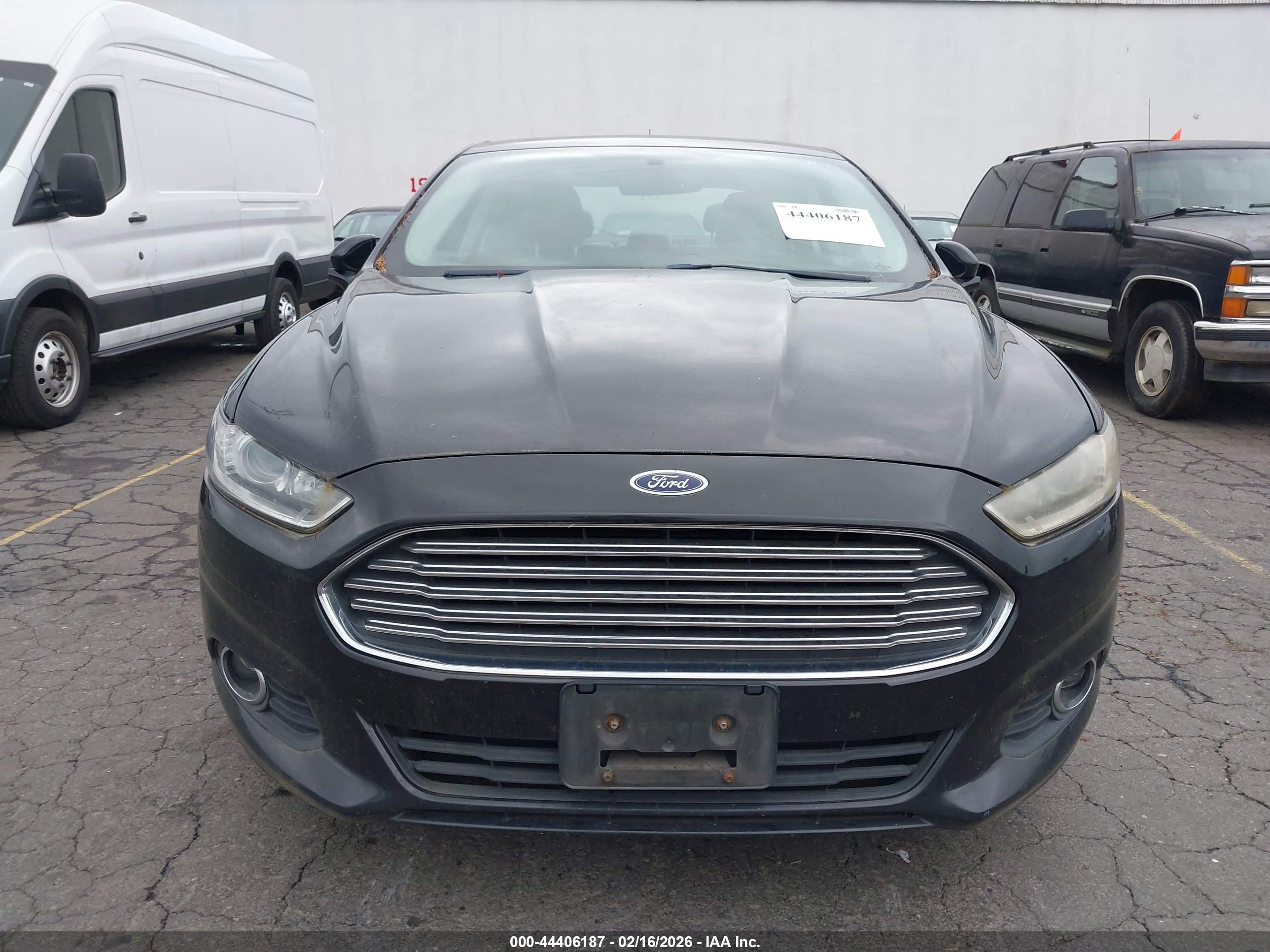 FORD FUSION image 6
