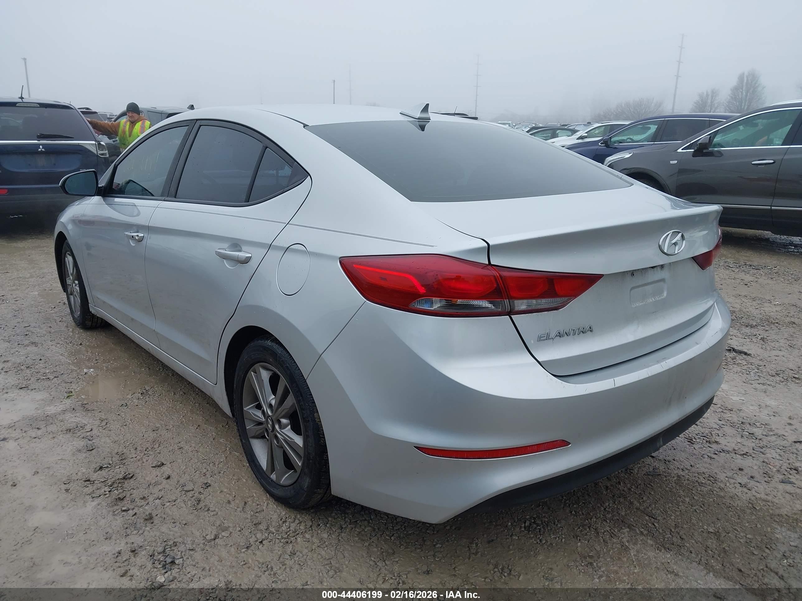 HYUNDAI ELANTRA image 3