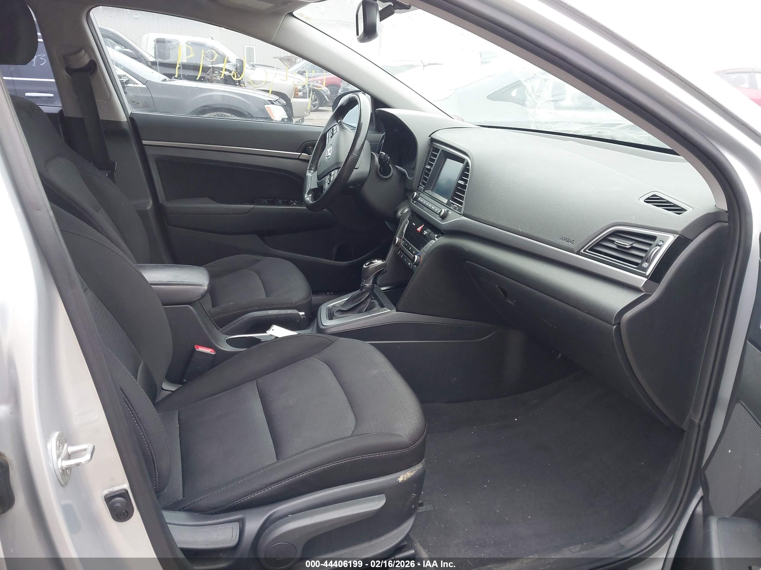 HYUNDAI ELANTRA image 5