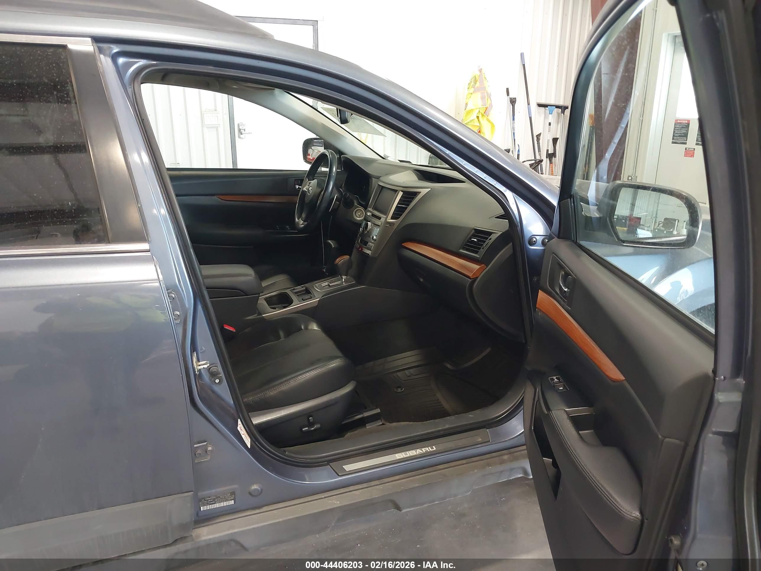 SUBARU OUTBACK image 5