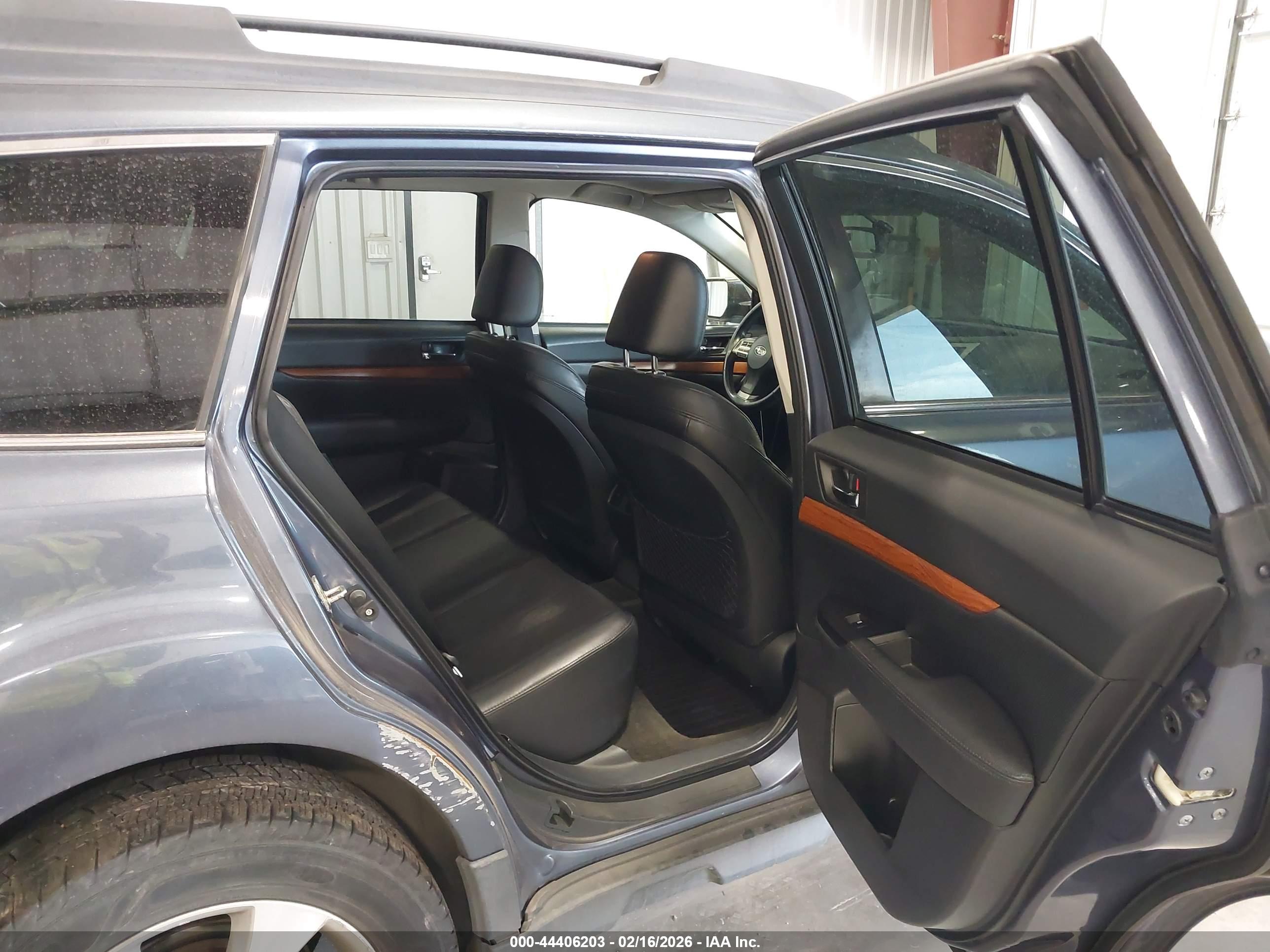 SUBARU OUTBACK image 8