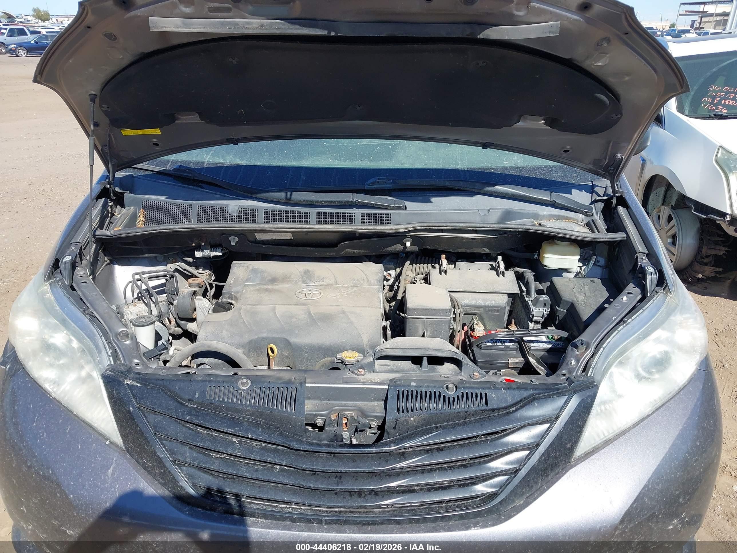 TOYOTA SIENNA image 10