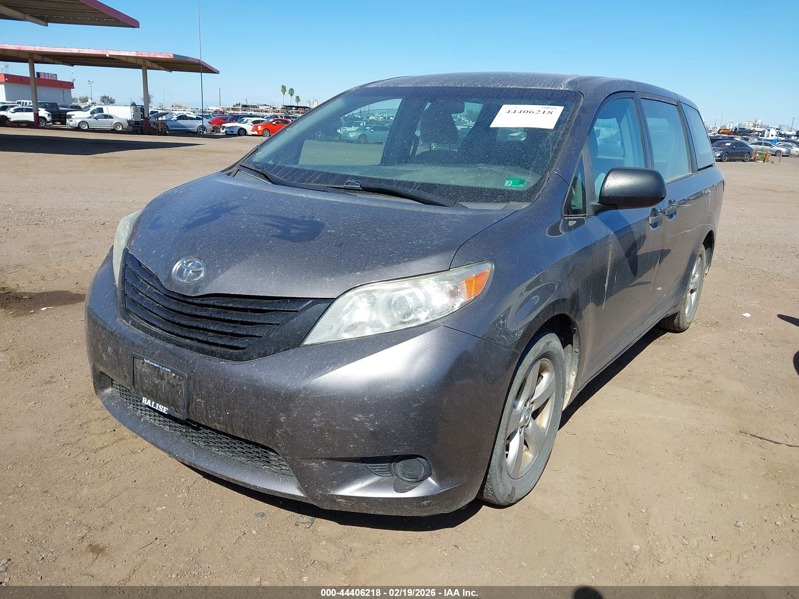 TOYOTA SIENNA image 2