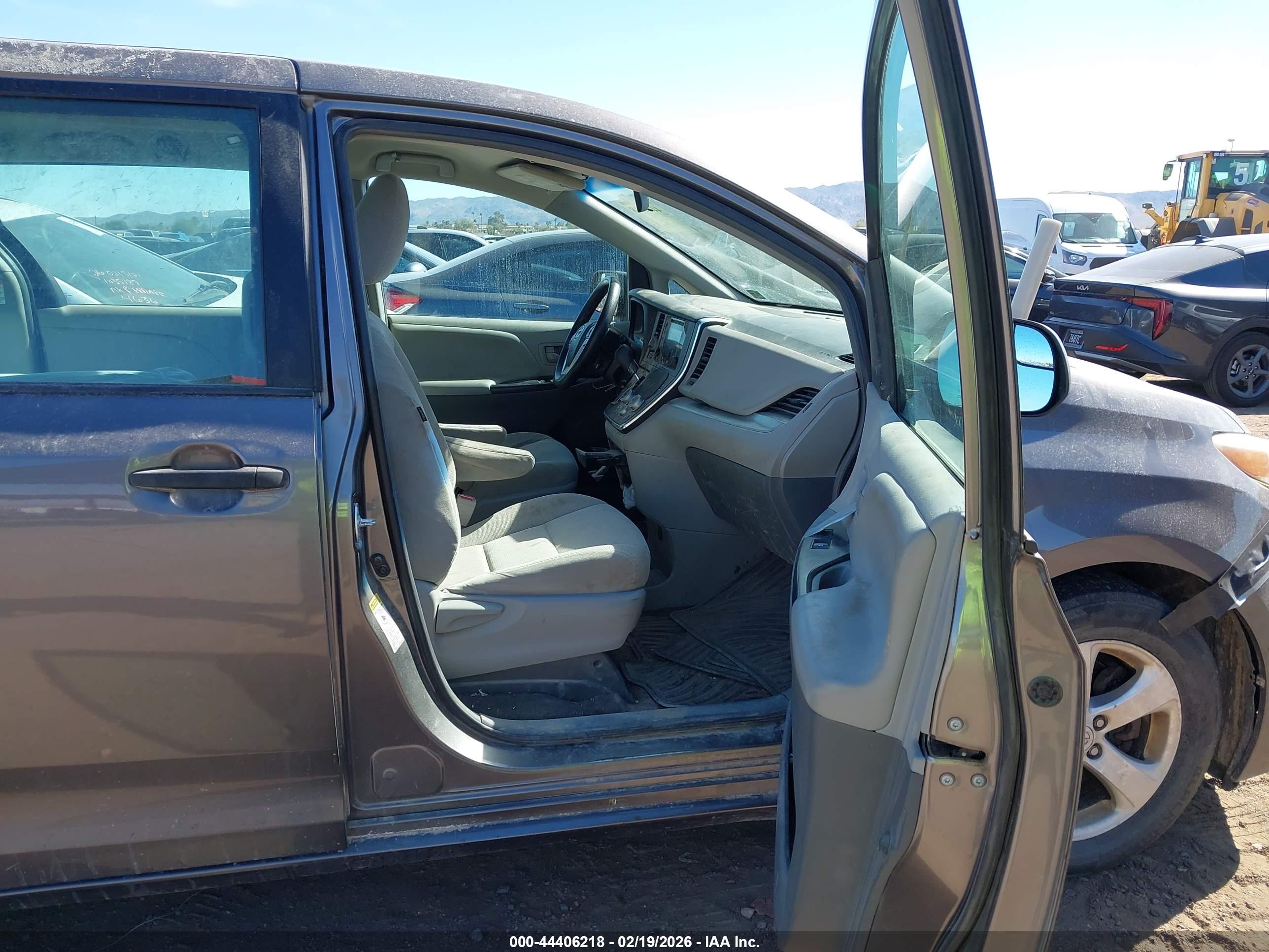 TOYOTA SIENNA image 5