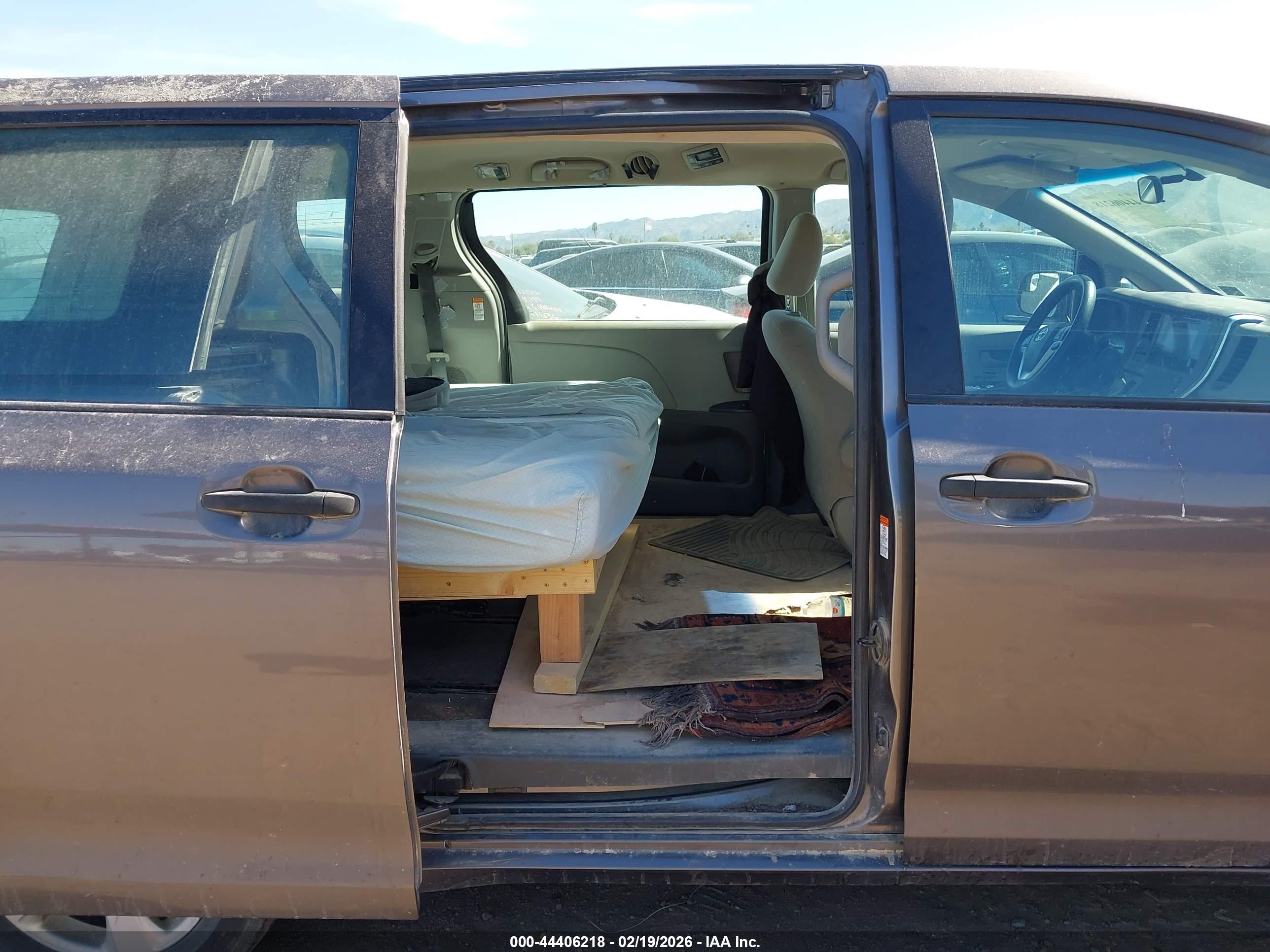 TOYOTA SIENNA image 8