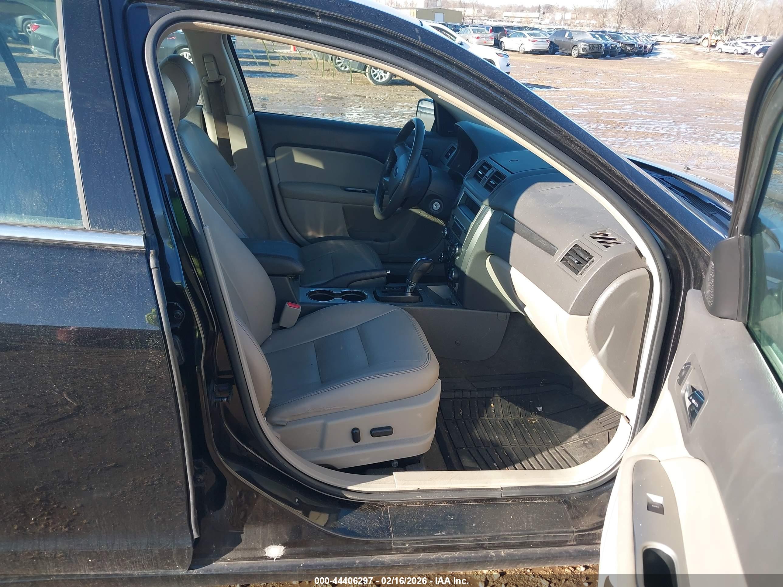FORD FUSION image 5