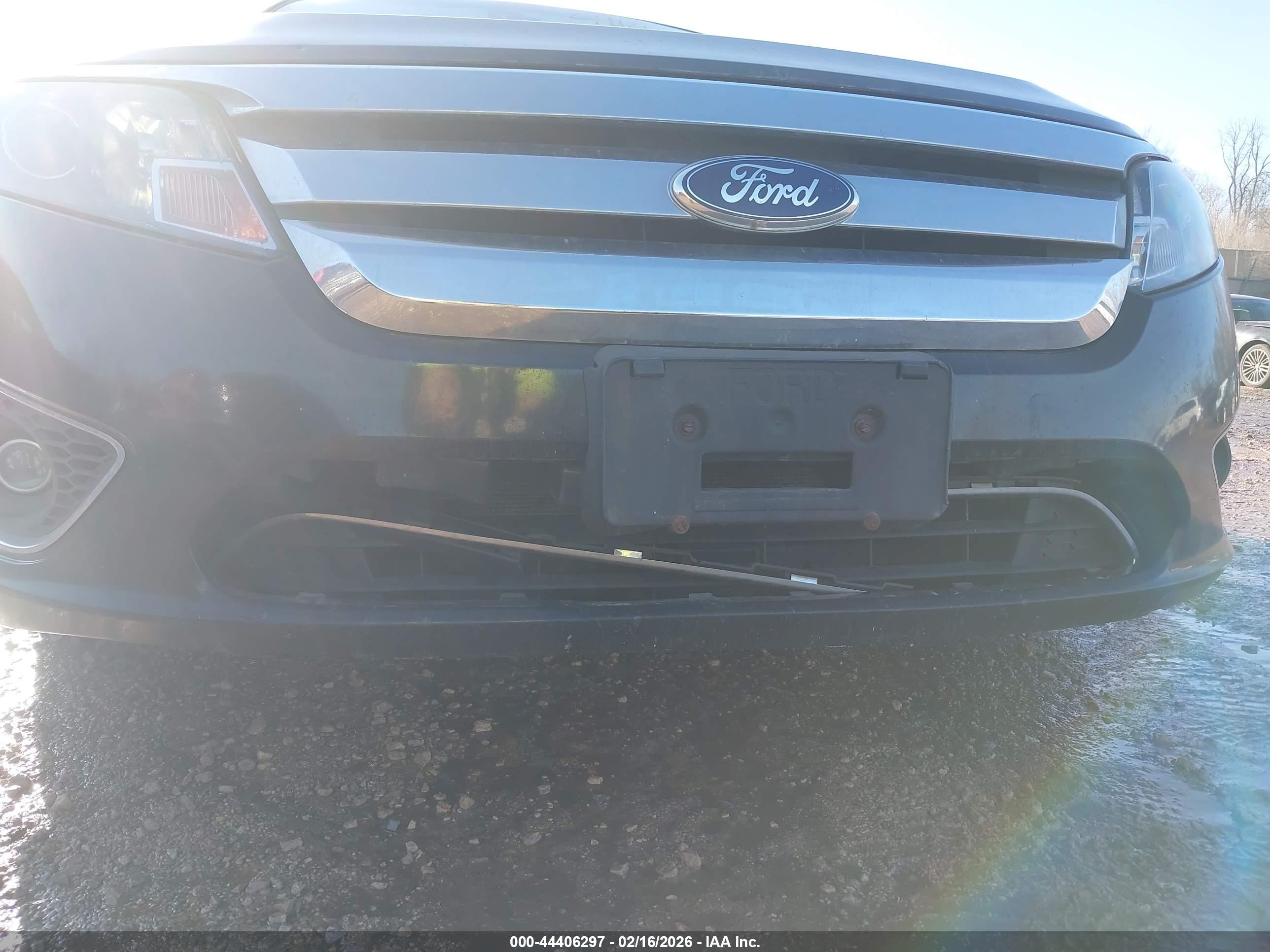 FORD FUSION image 6