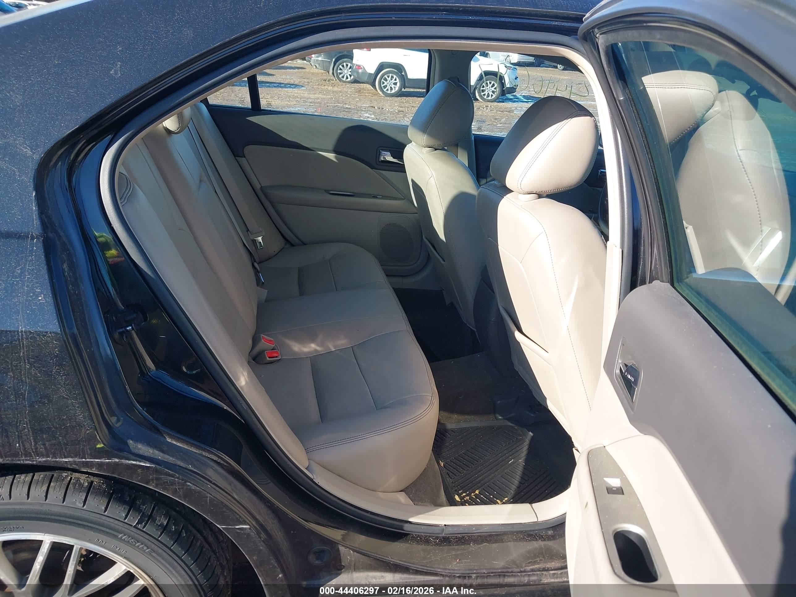 FORD FUSION image 8