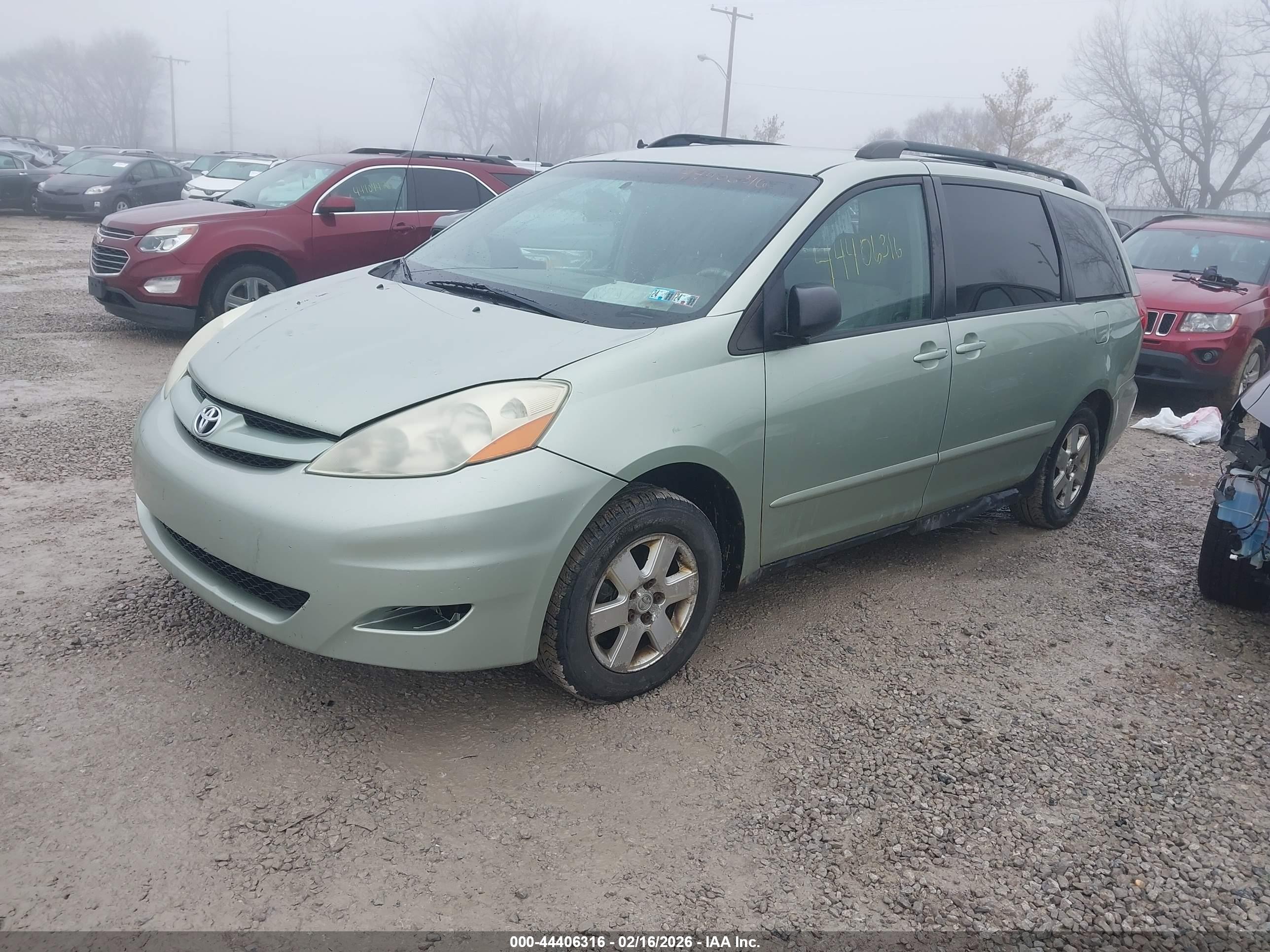 TOYOTA SIENNA image 2
