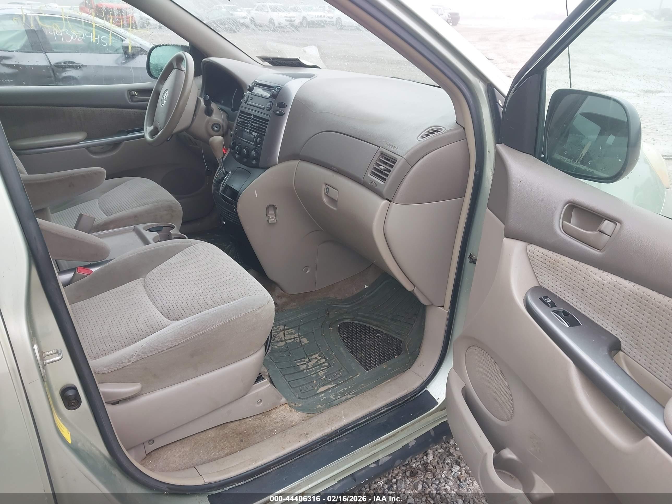 TOYOTA SIENNA image 5