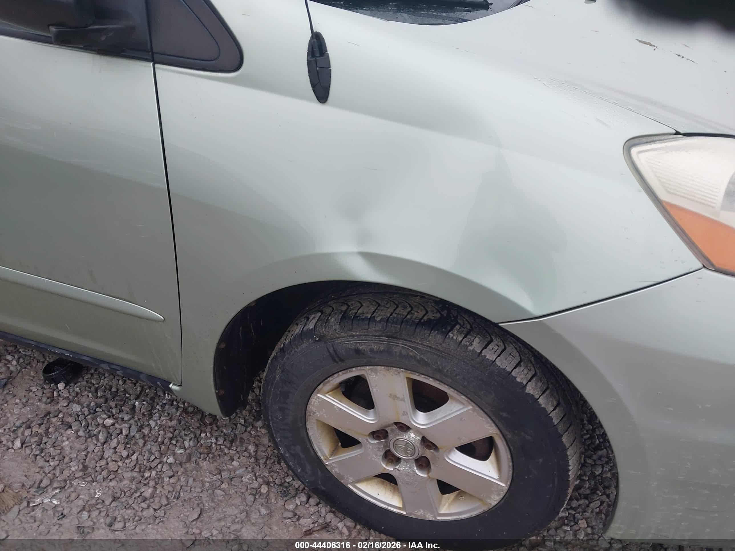 TOYOTA SIENNA image 6