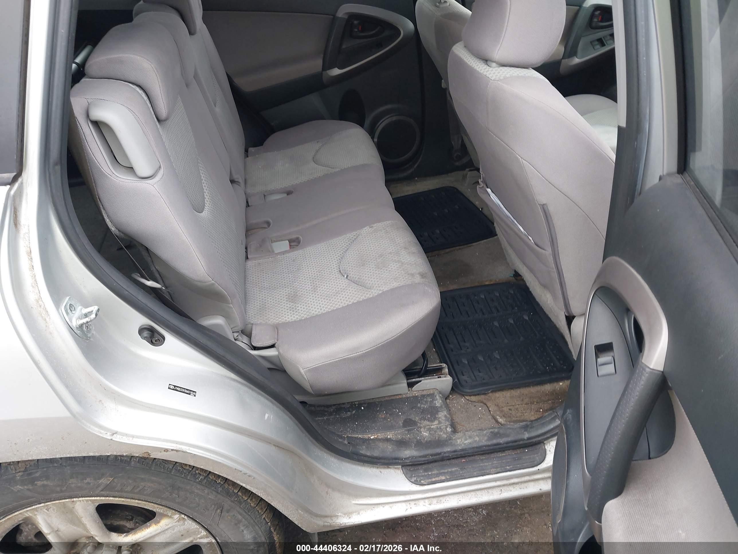 TOYOTA RAV4 image 8