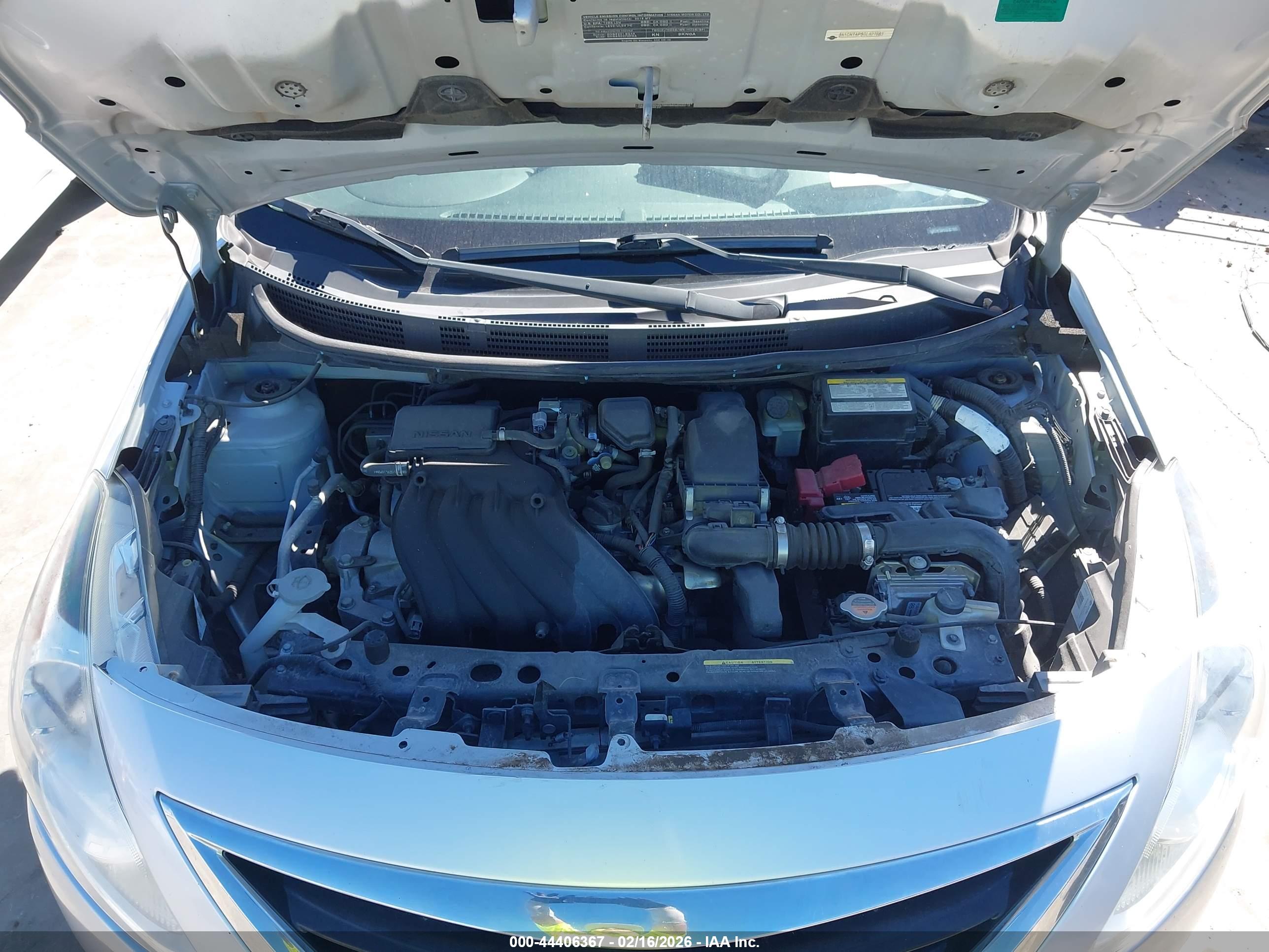 NISSAN VERSA image 10