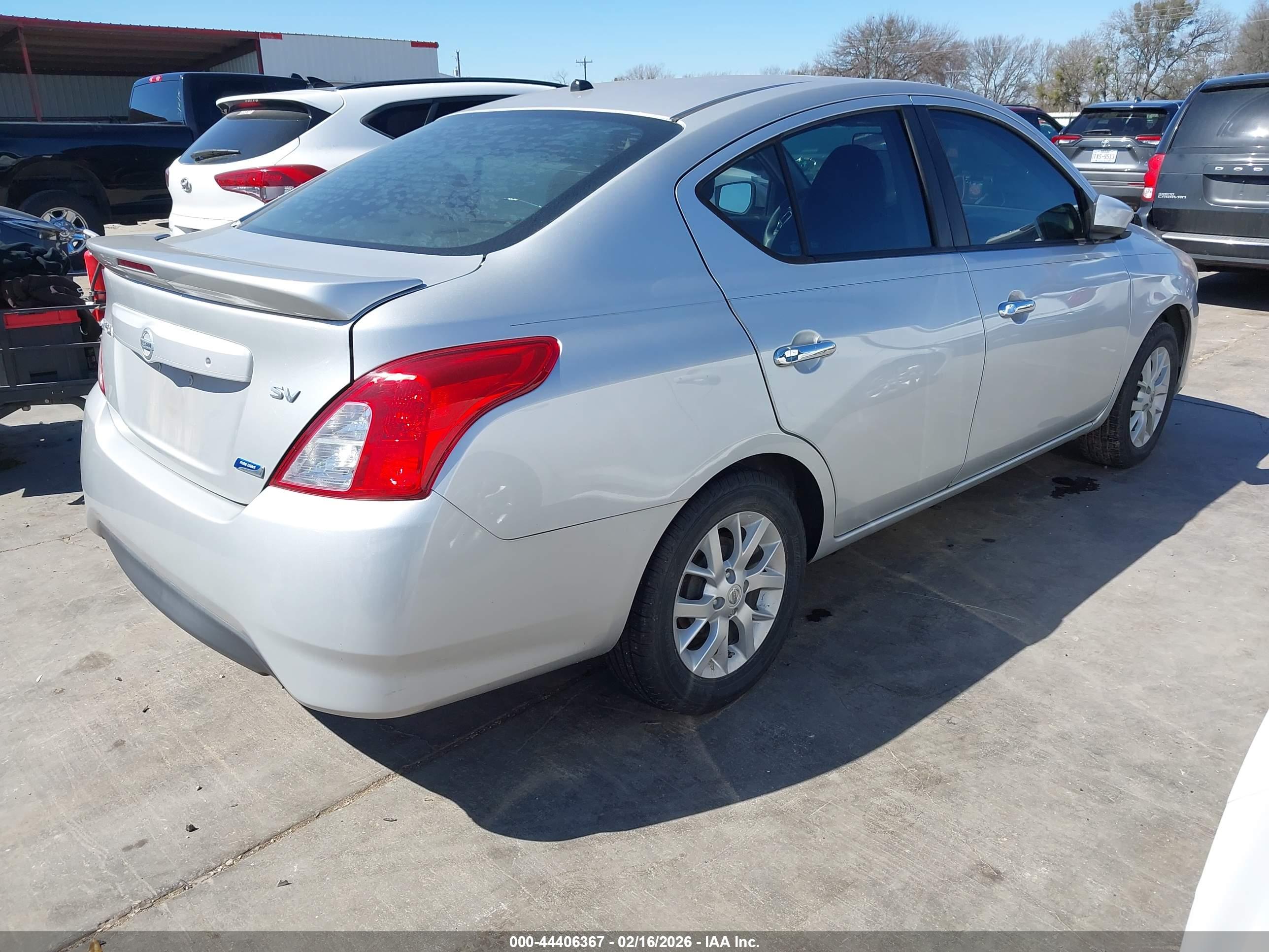 NISSAN VERSA image 4