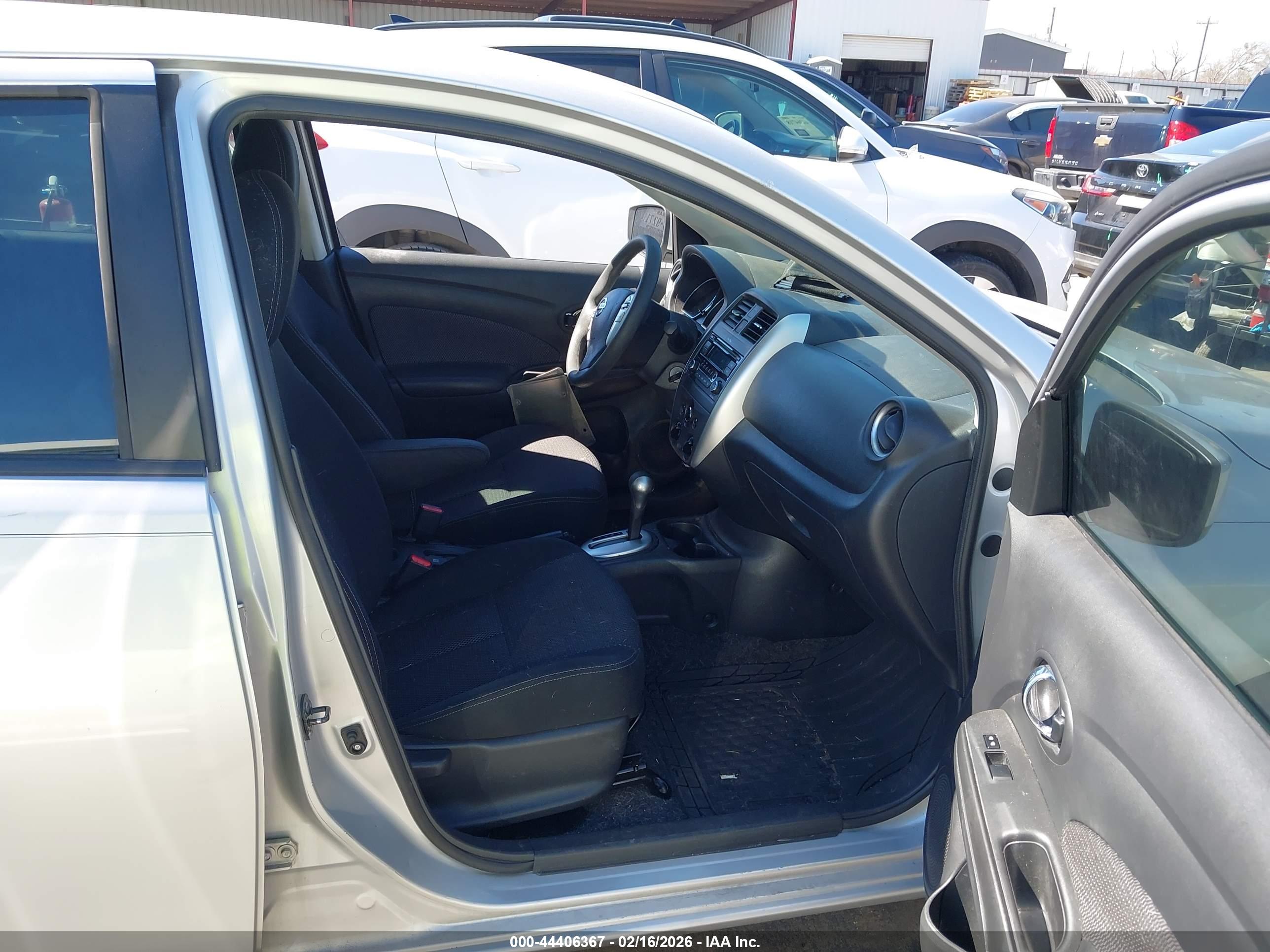 NISSAN VERSA image 5