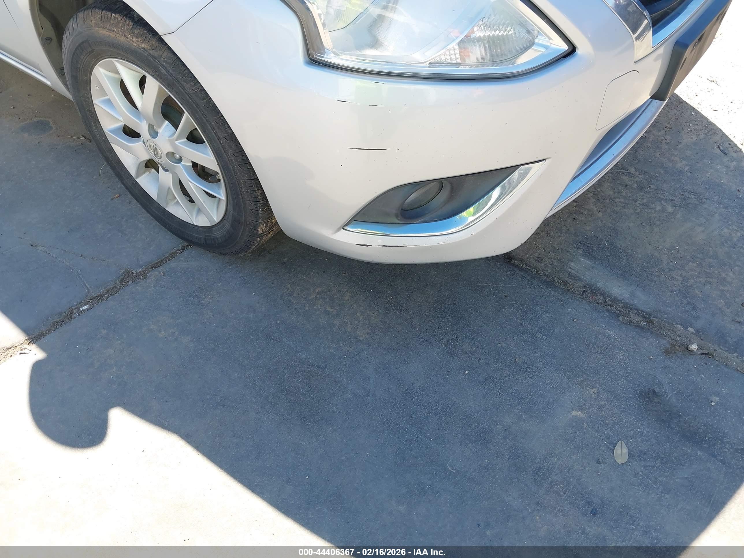 NISSAN VERSA image 6