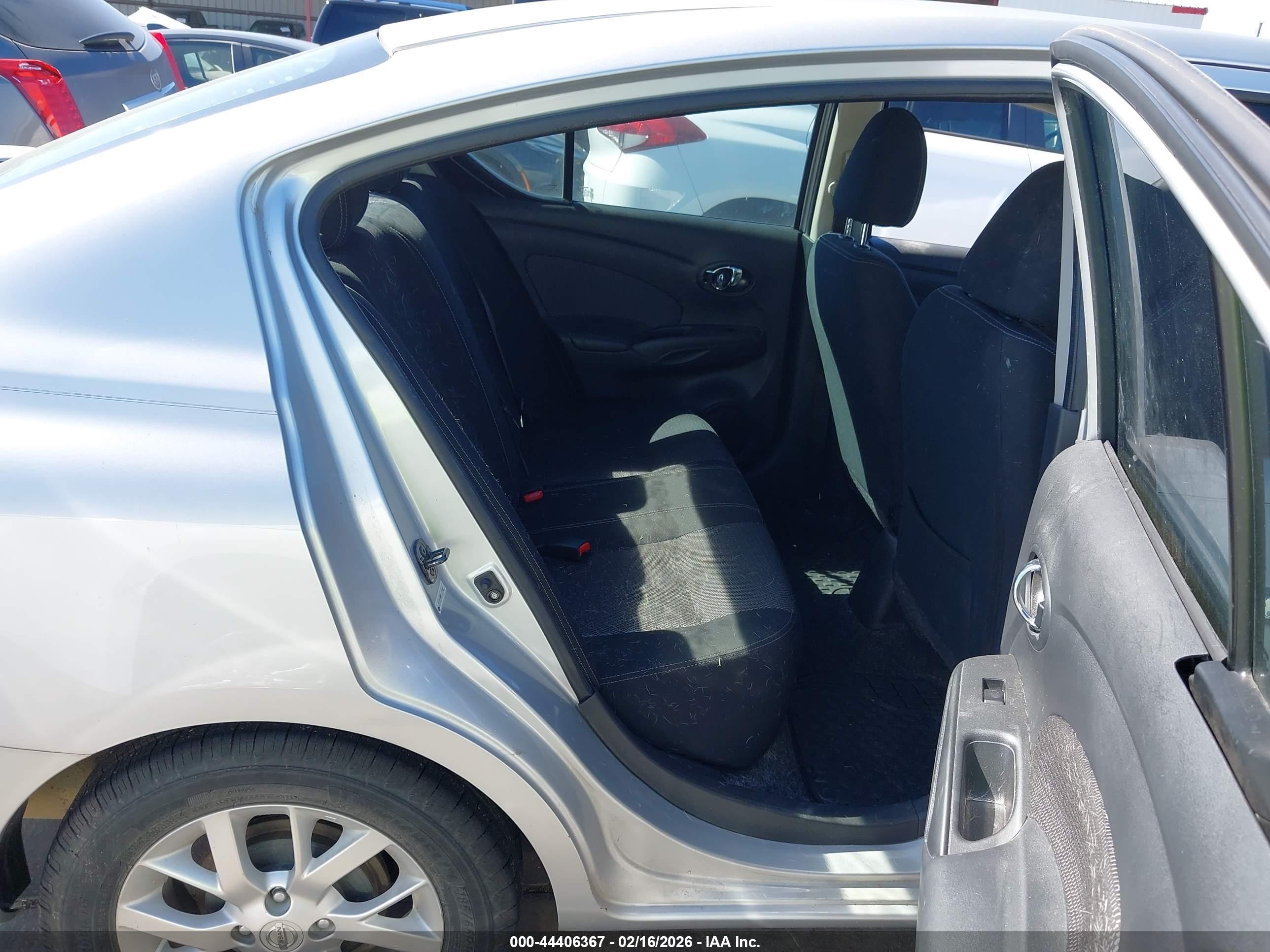 NISSAN VERSA image 8