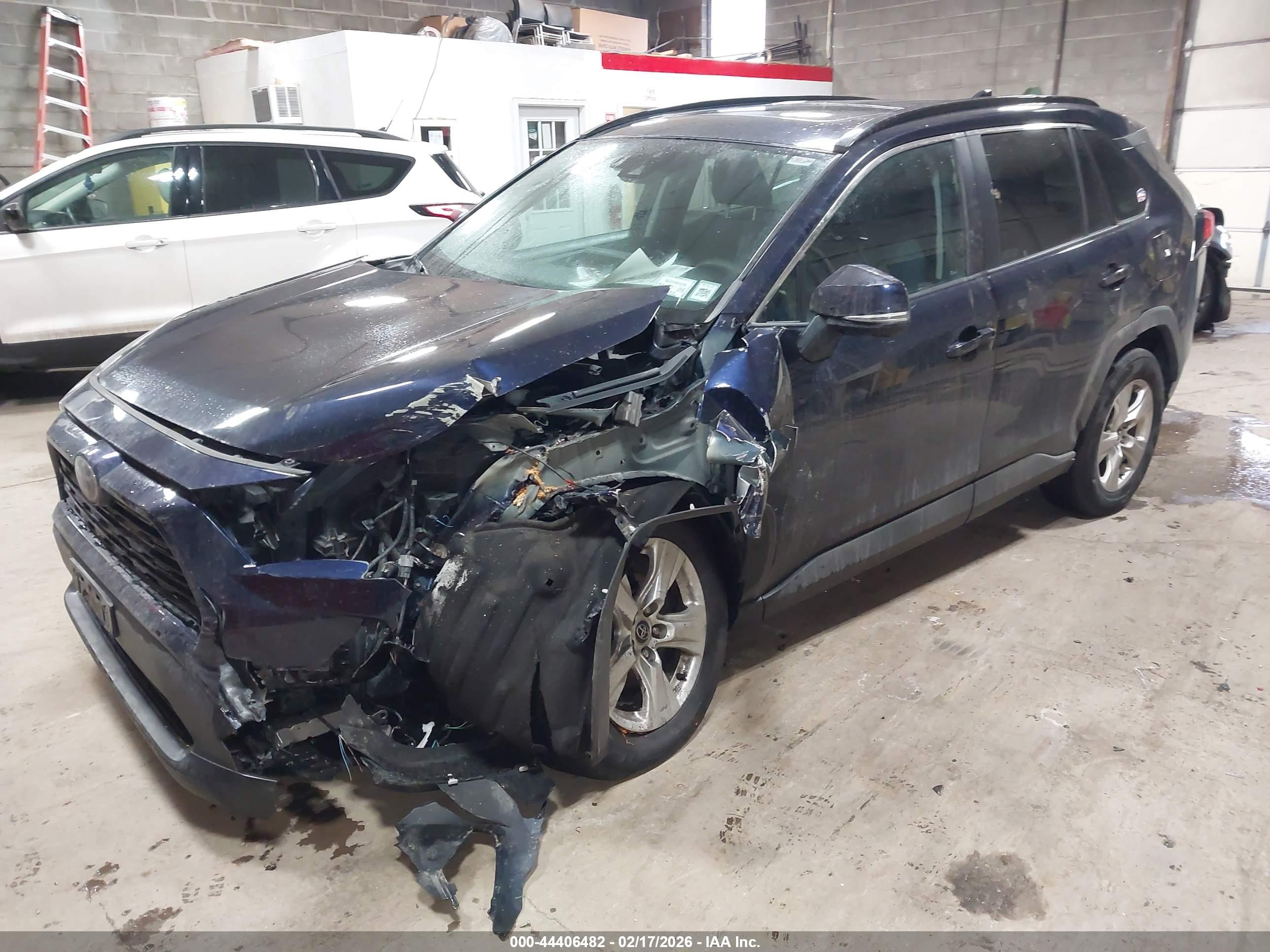 TOYOTA RAV4 image 2
