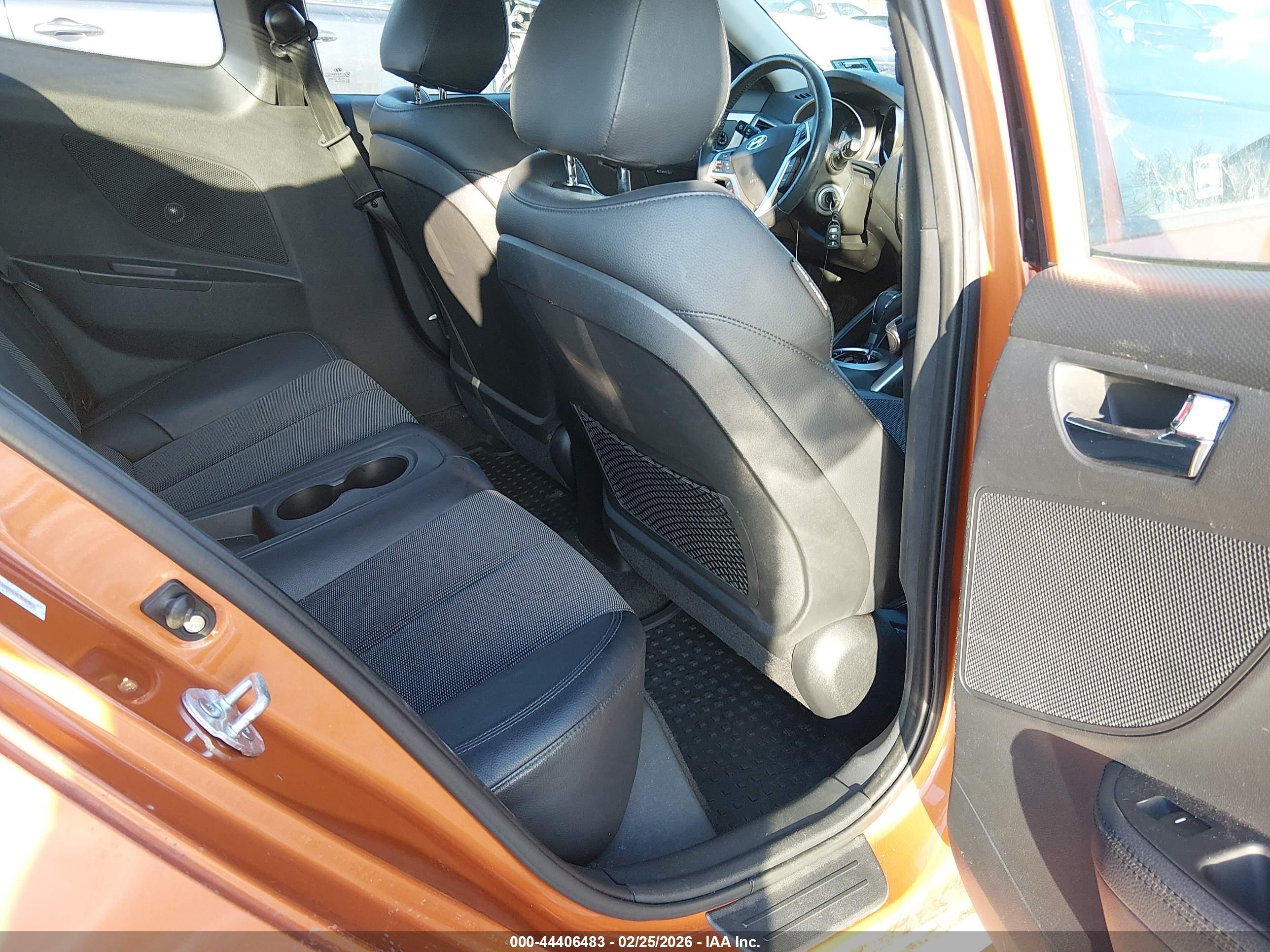 HYUNDAI VELOSTER image 8