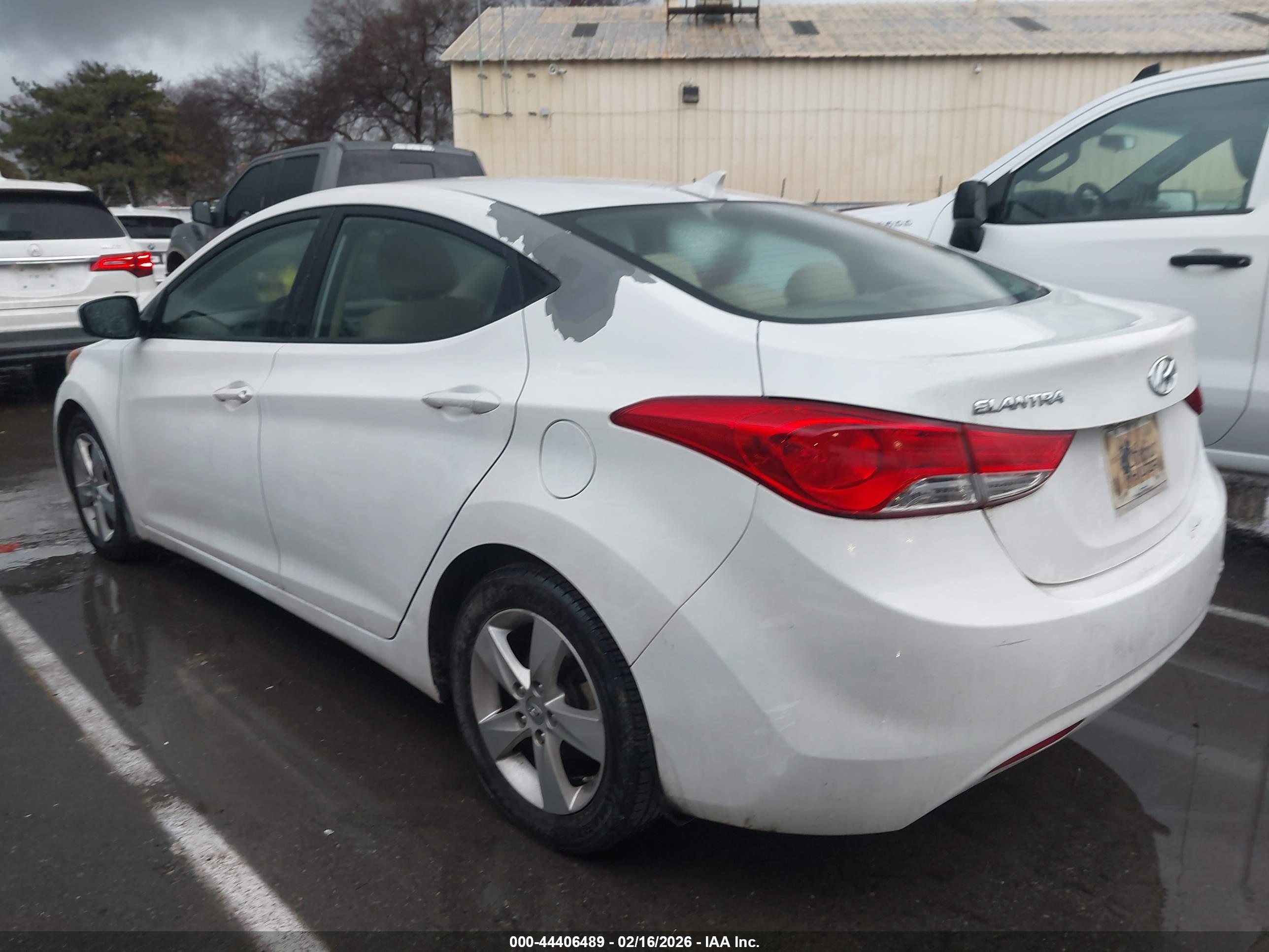 HYUNDAI ELANTRA image 3