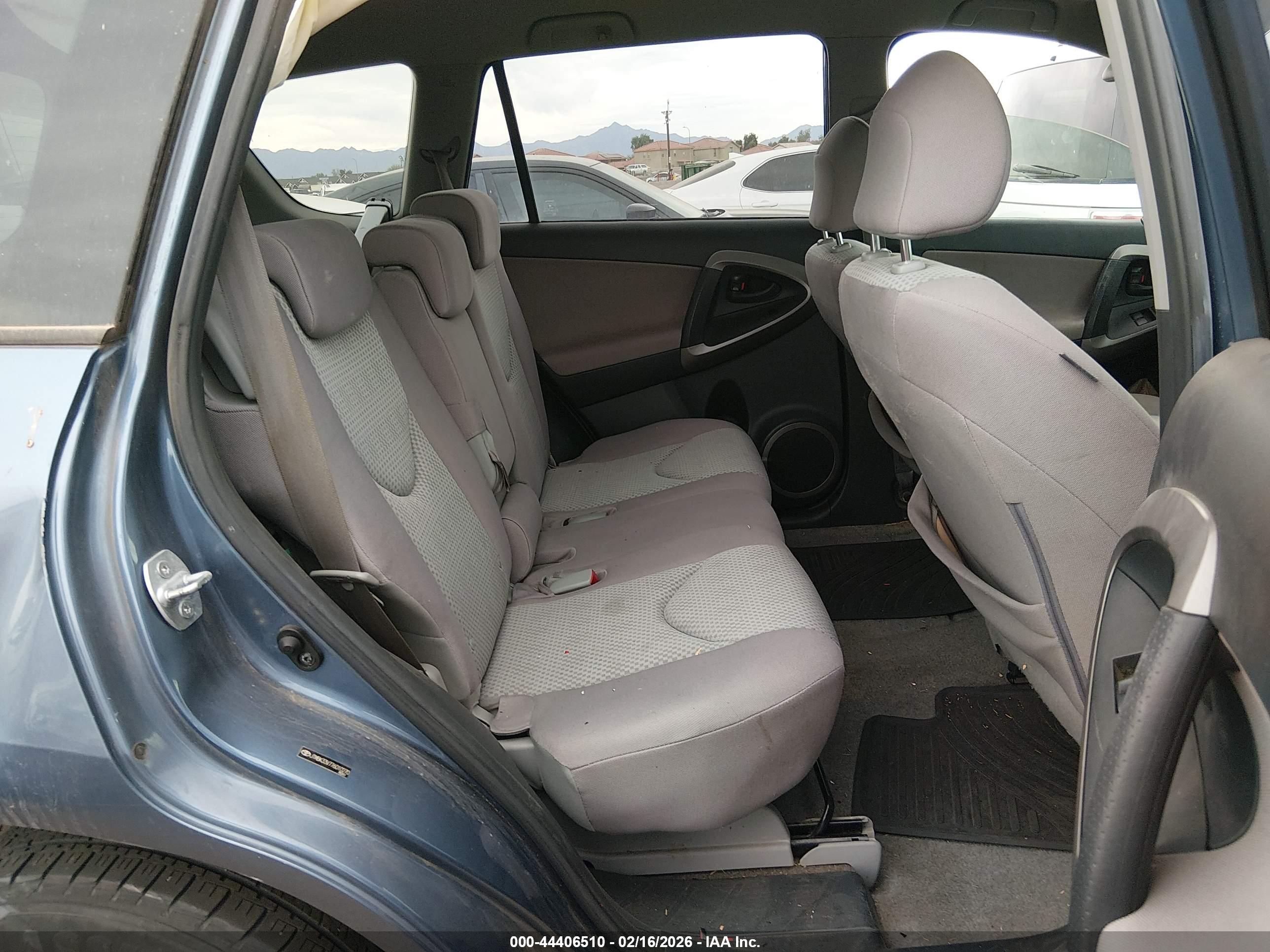 TOYOTA RAV4 image 8