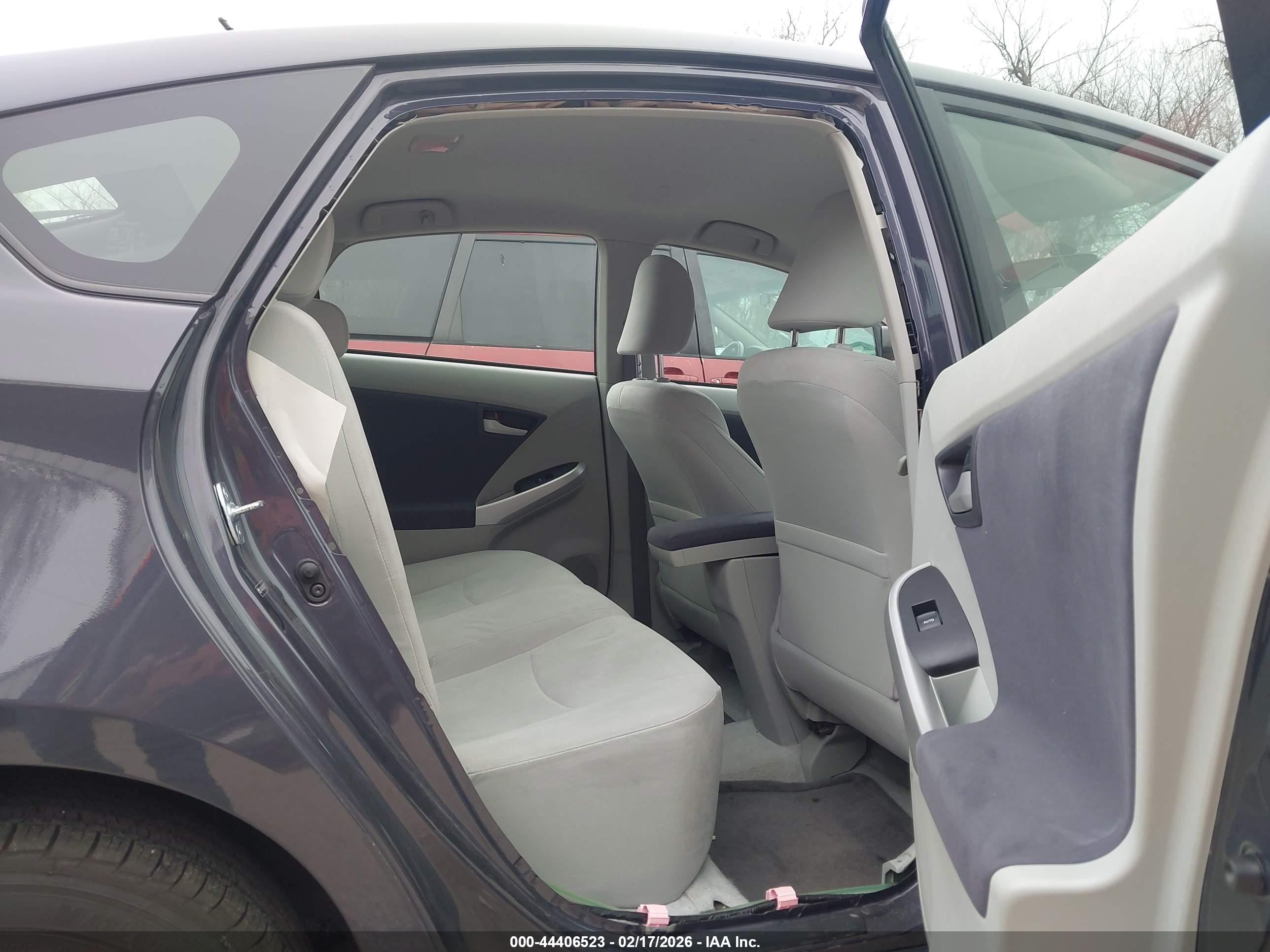 TOYOTA PRIUS image 8