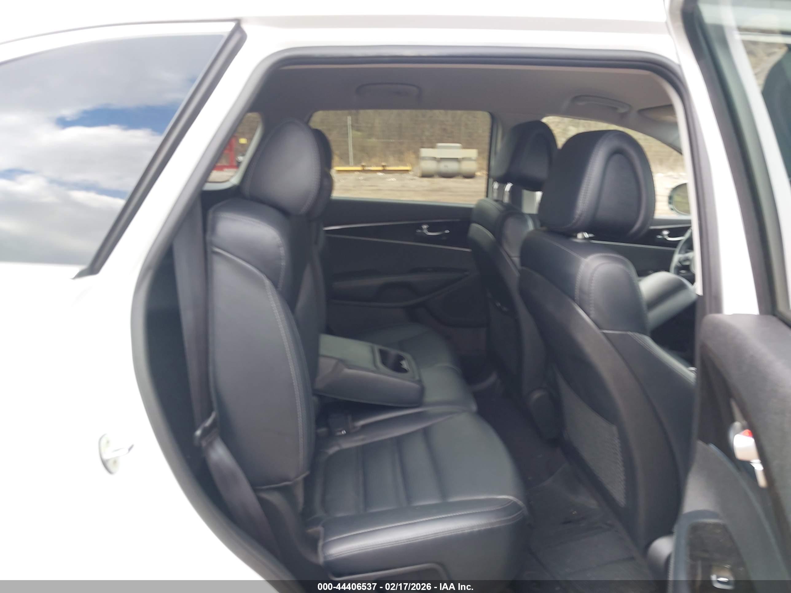 KIA SORENTO image 8