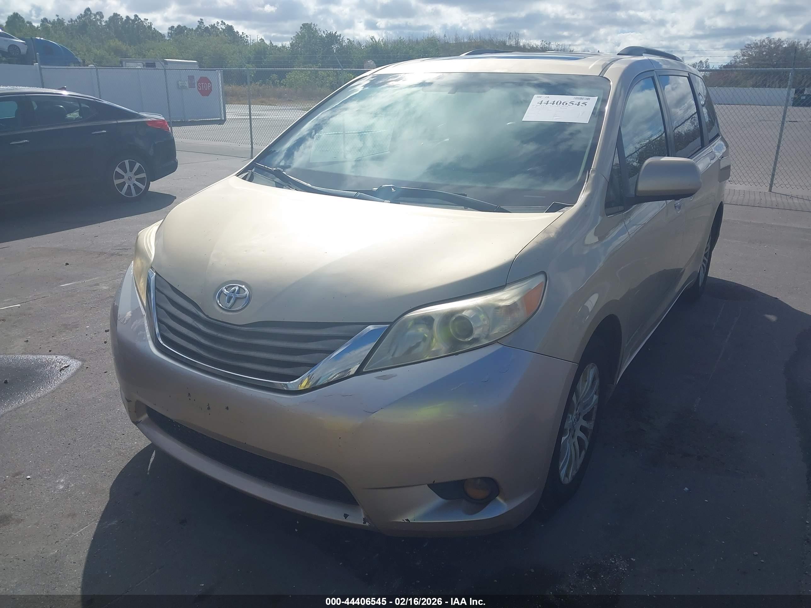TOYOTA SIENNA image 6