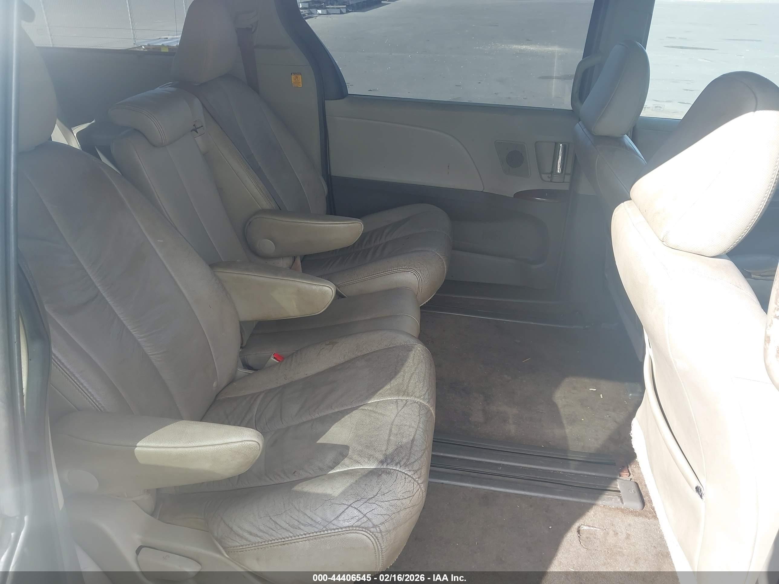 TOYOTA SIENNA image 8