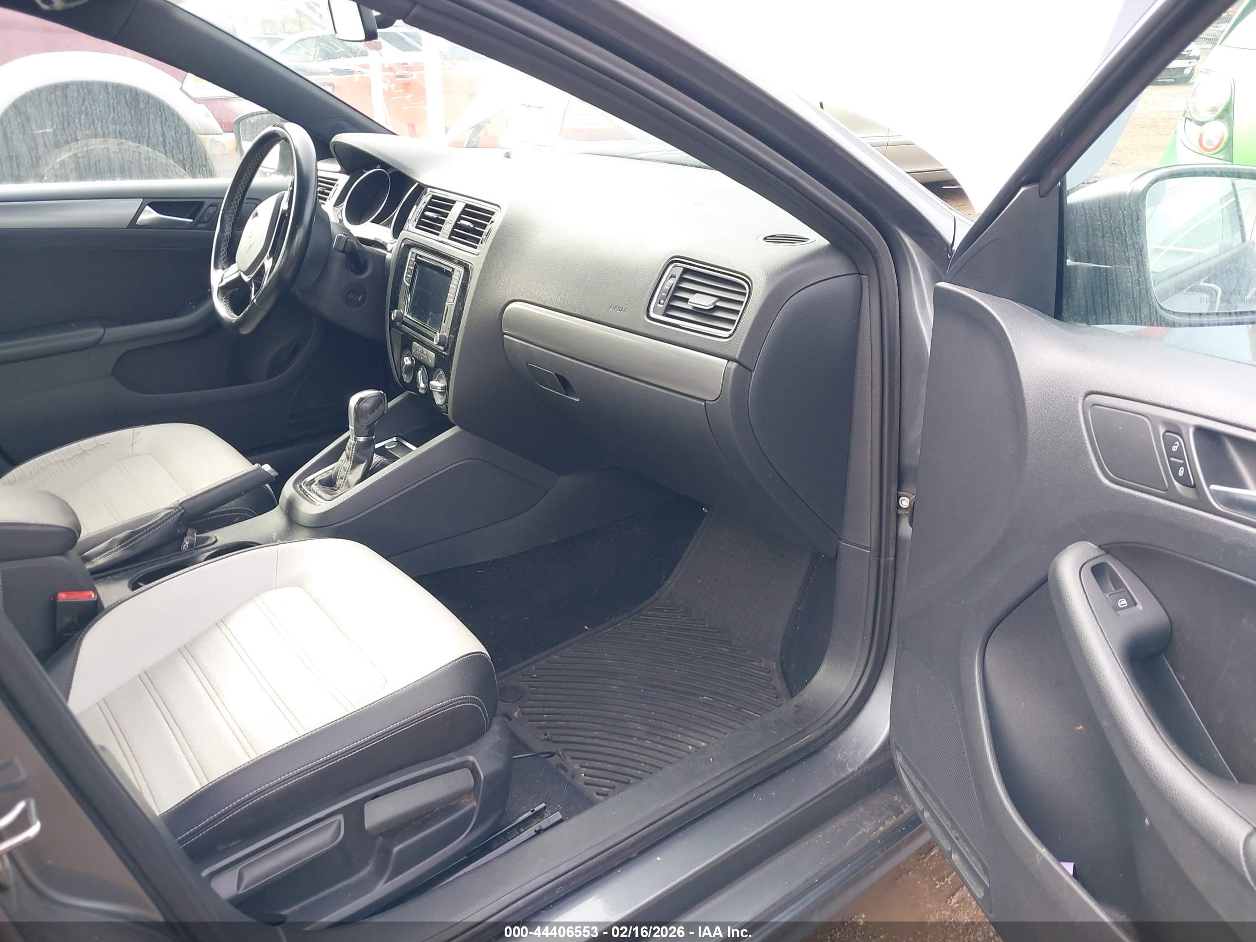 VOLKSWAGEN JETTA image 5