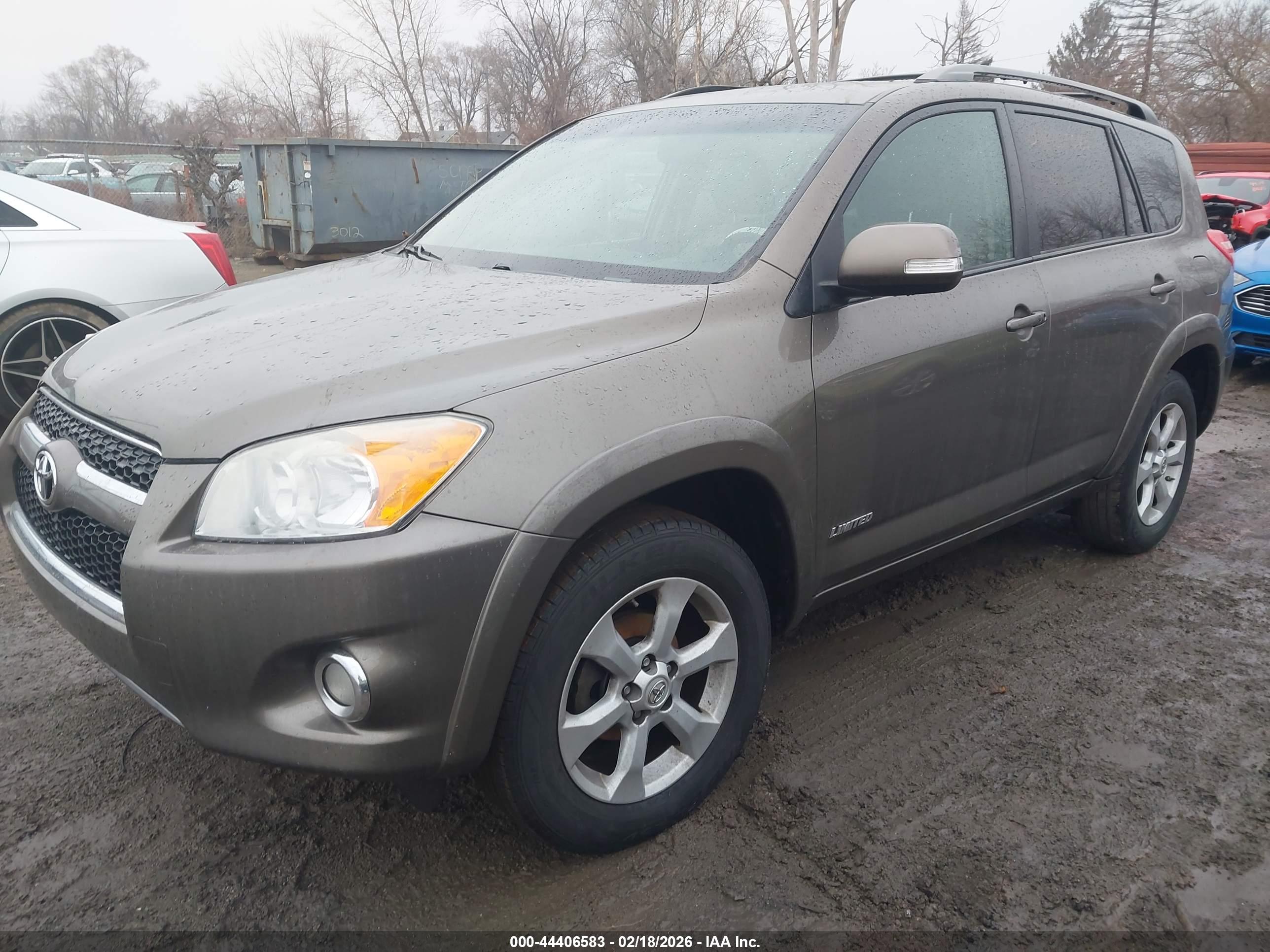 TOYOTA RAV4 image 2