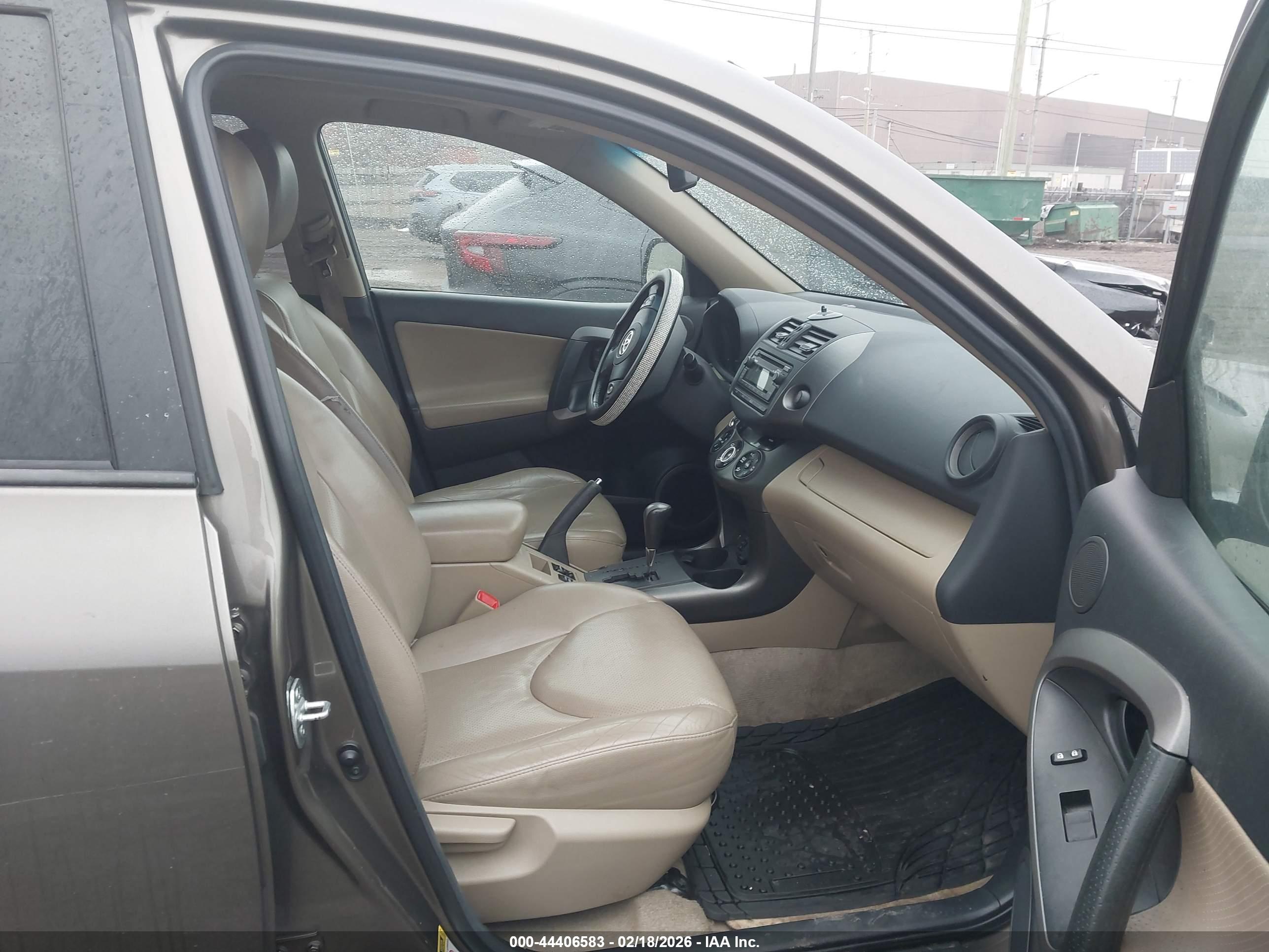 TOYOTA RAV4 image 5