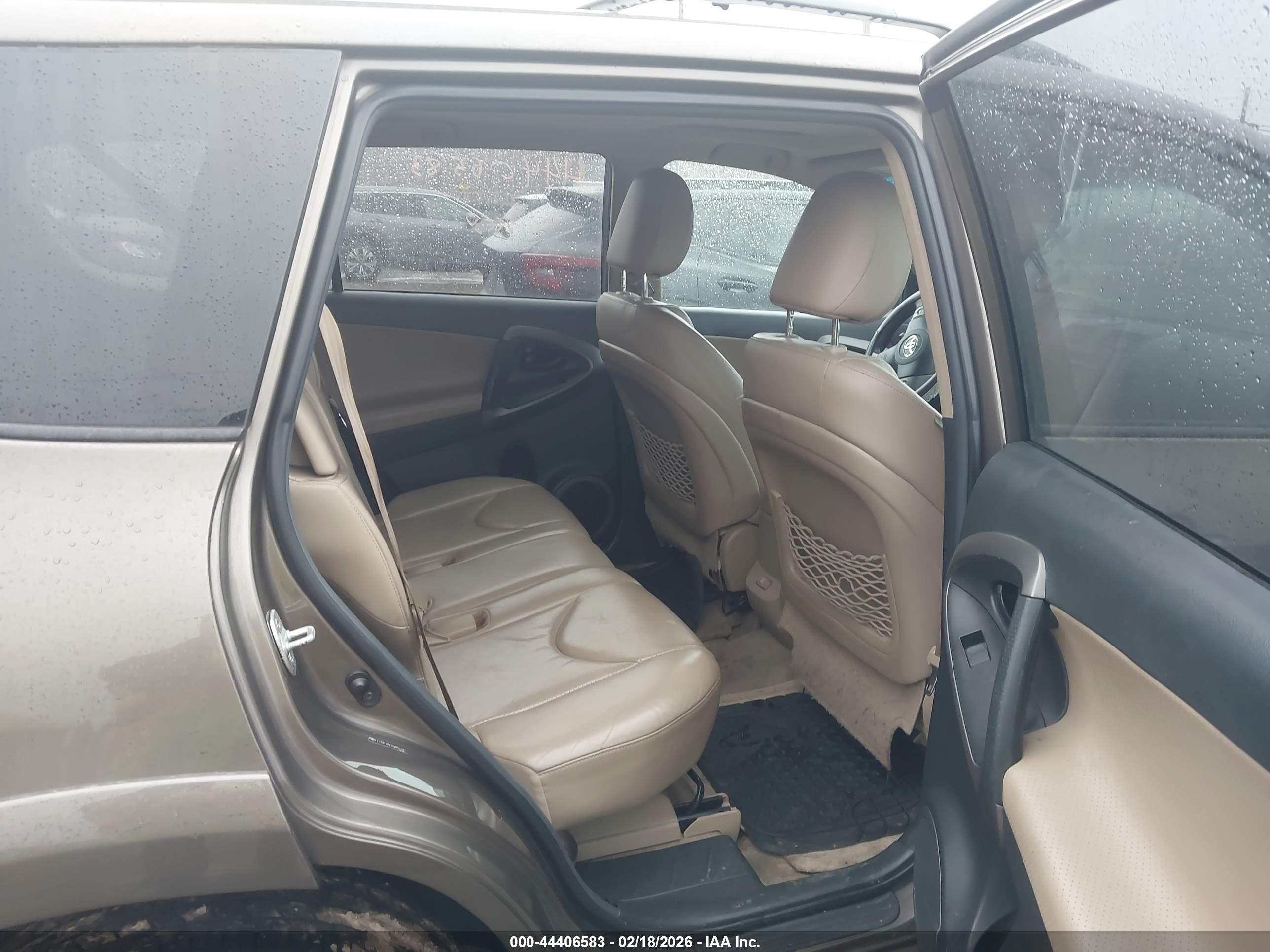 TOYOTA RAV4 image 8