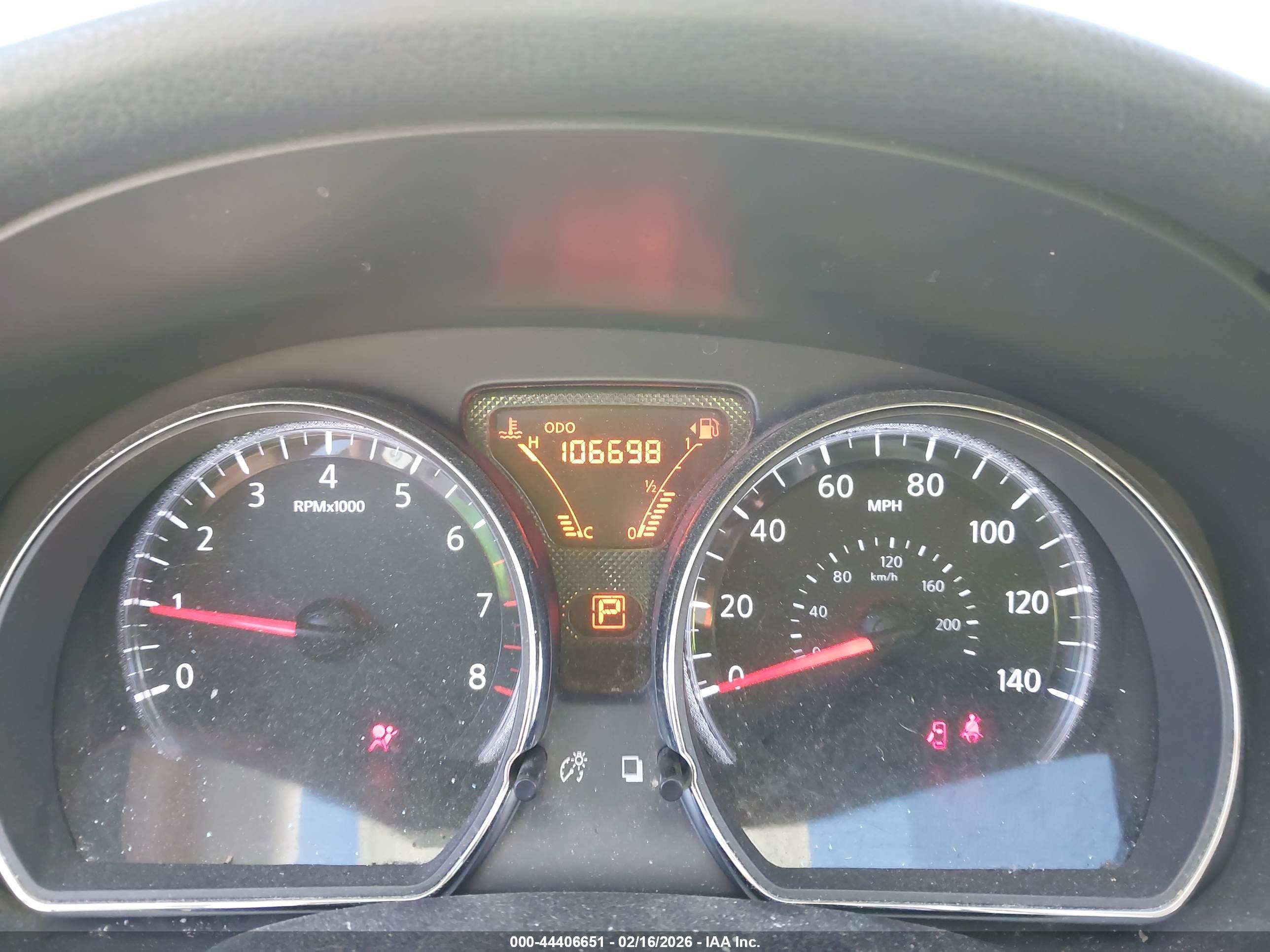 NISSAN VERSA image 7