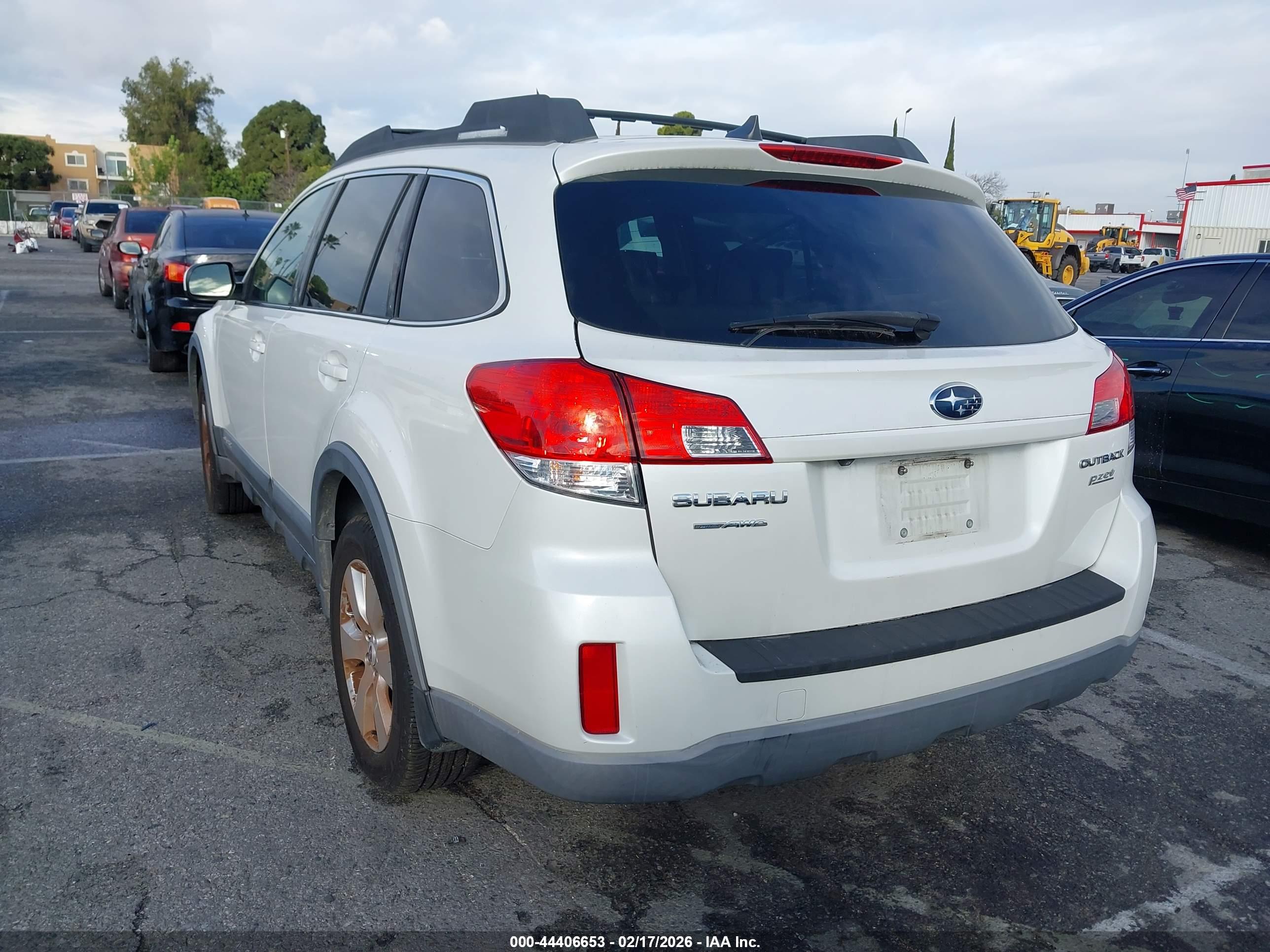 SUBARU OUTBACK image 3
